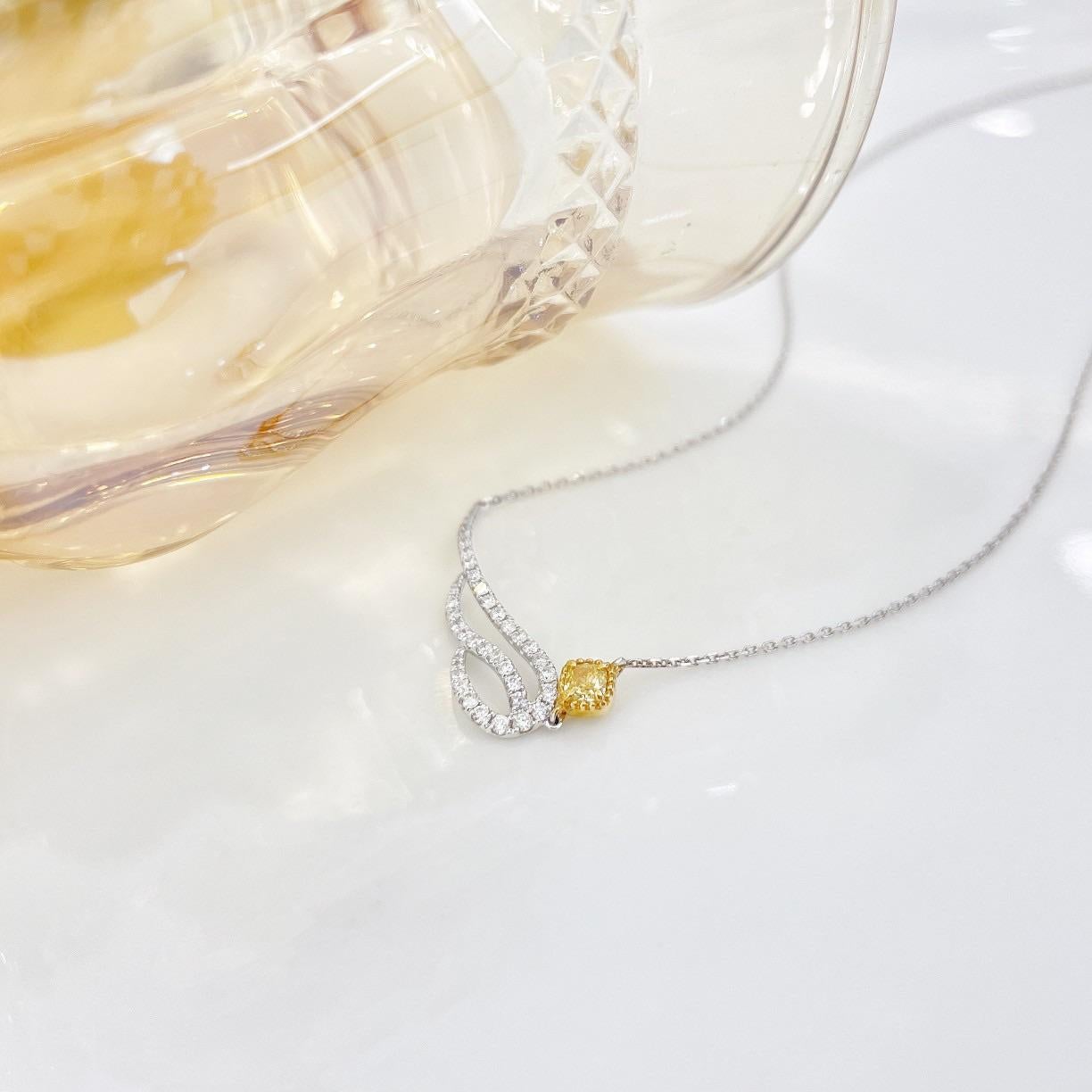 Collier à ailes en or jaune 18K avec diamants jaunes naturels Neuf - En vente à Hong Kong, HK