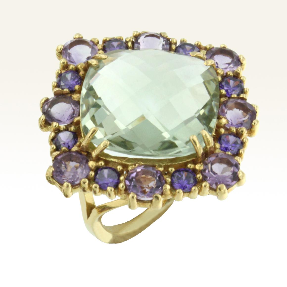Ring in 18k yellow gold with Amethyst (round cut size: 2,50 and 4,50mm) and green Amethyst (square cut, size: 16x16mm)
Size of ring: EU 16   - USA 8,5  g.11.60
Ring in 18k yellow gold with Amethyst (round cut, size: mm) and Green Amethyst (cut,