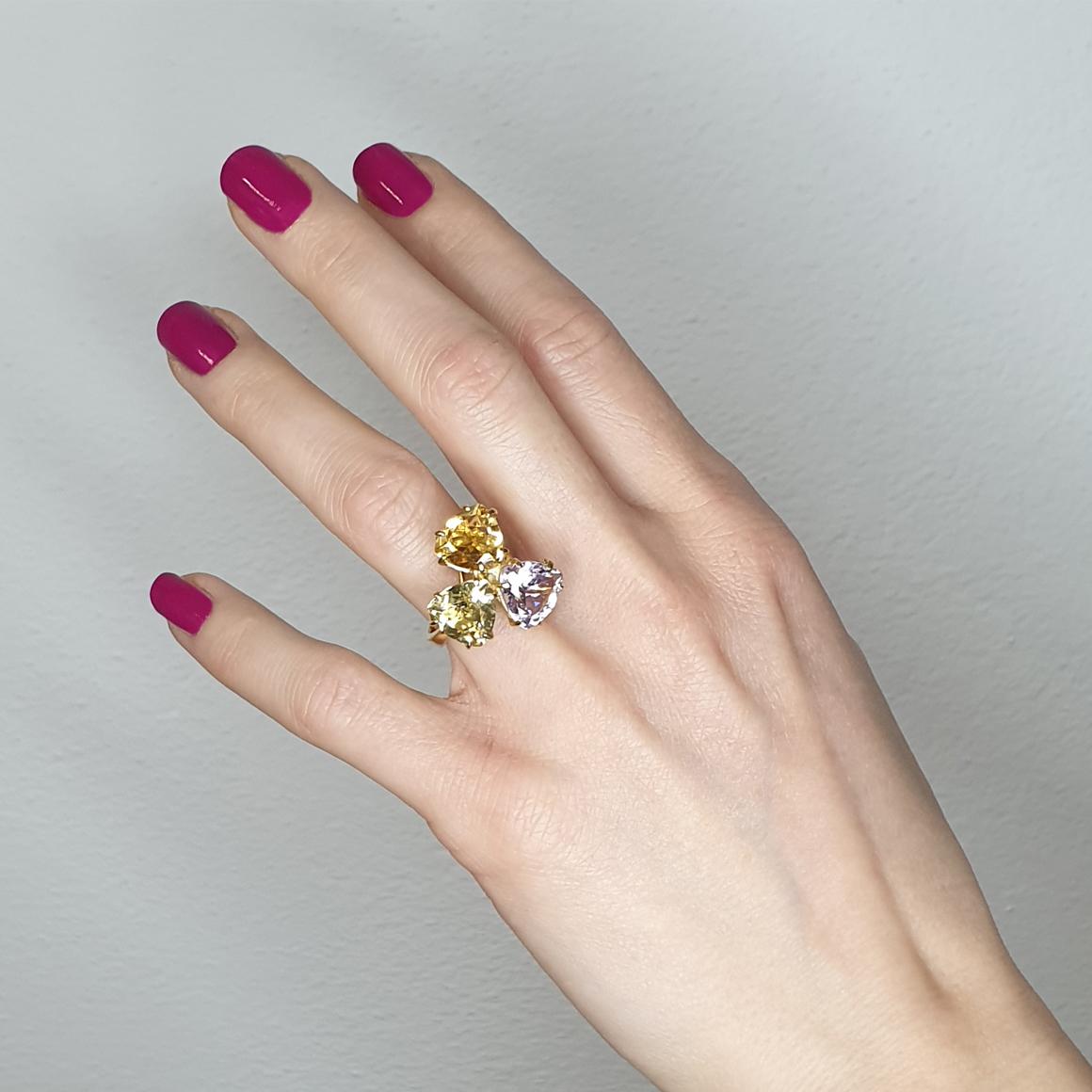 Multi colour stones are perfect for this trandy ring in 18k yellow gold with Amethyst (triangular cut, size: 10 mm), Citrine (triangular cut, size: 10 mm) and Lemon Quartz (triangular cut, size: 10 mm)  g.8.30

Size of ring: 11 EU - 6 USA 

All