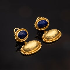 Boucles d'oreilles en or jaune 18 carats avec lapis-lazuli bleu et finition martelée