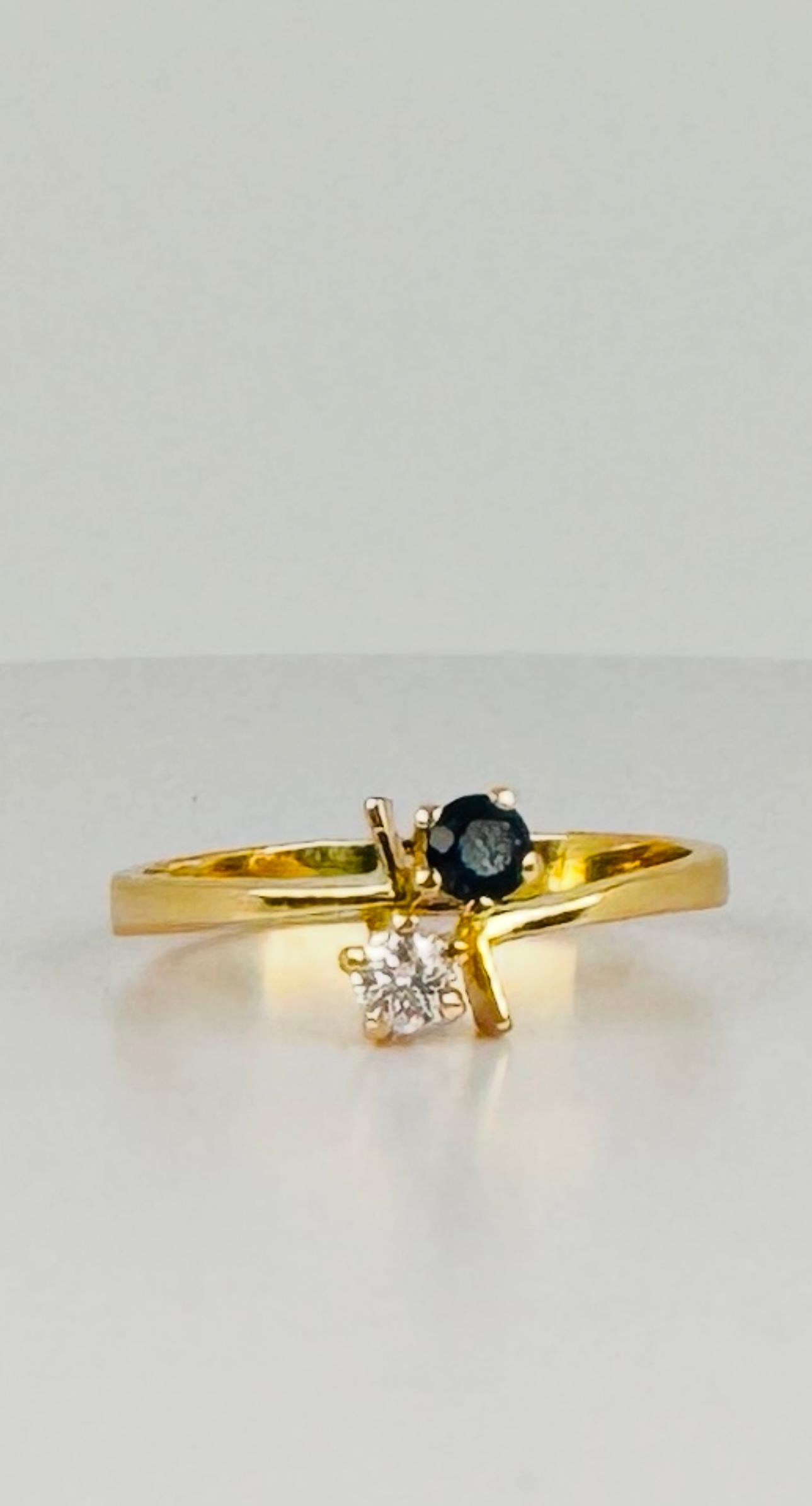 See the stunning timeless elegance of this vintage jewel. This unique ring combines a deep blue sapphire with a brilliant-cut diamond, symbolizing the union of two souls. his ring is perfect for lovers of vintage jewelry. The combination of sapphire