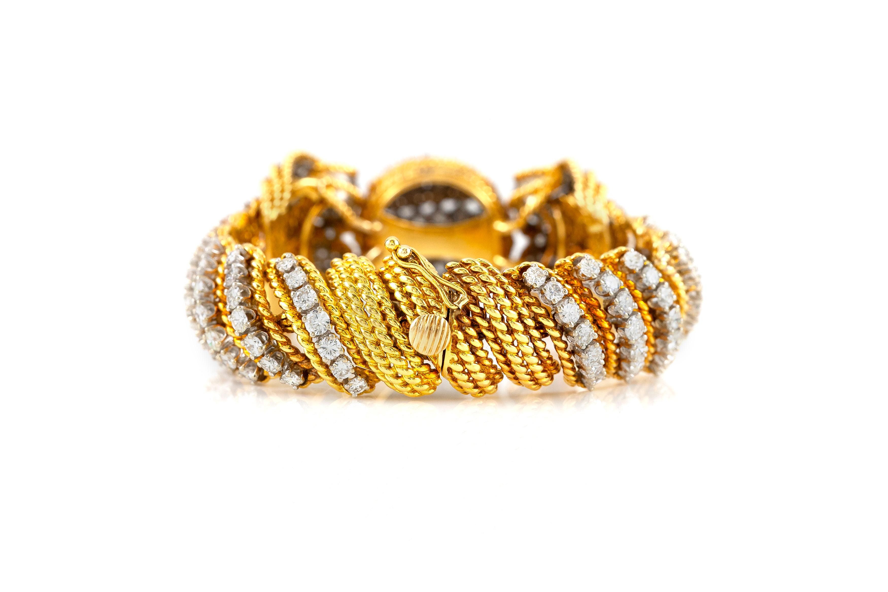 18 Karat Yellow Gold with Daimonds 1950 Bracelet In Excellent Condition For Sale In New York, NY