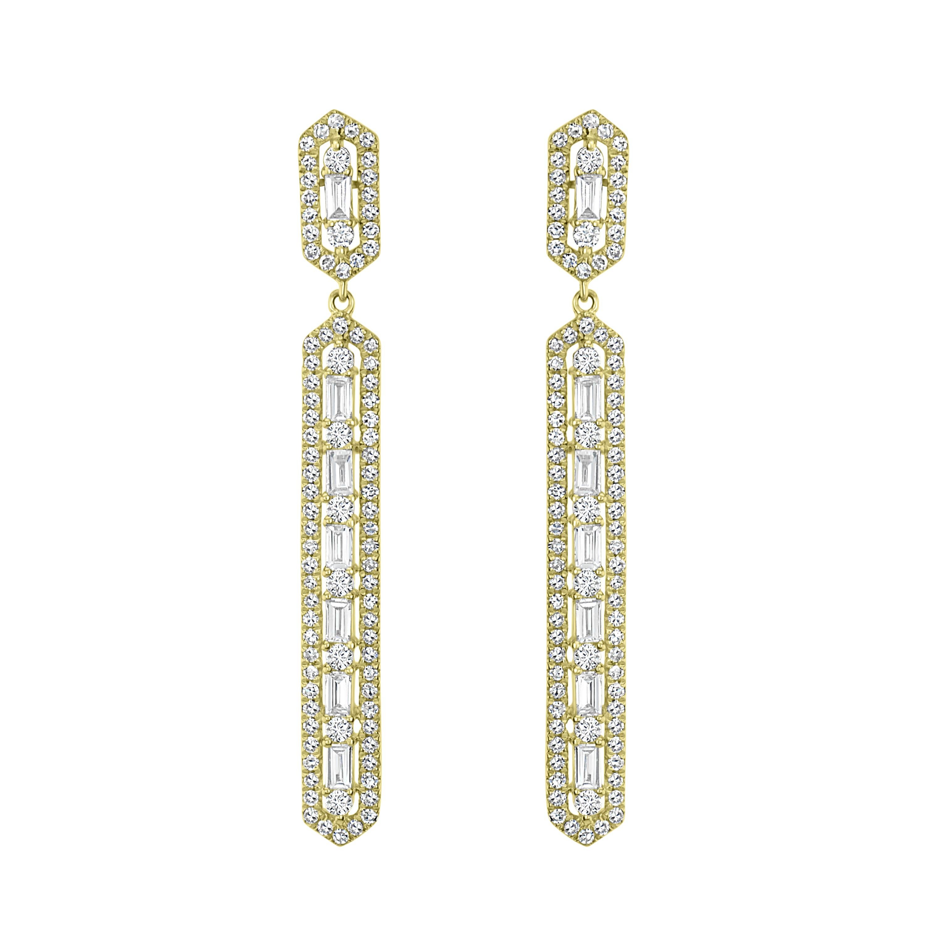 Diese prächtigen linearen Tropfenohrringe von Luxle sind mit 14 Baguette-Diamanten besetzt, die von 178 runden Pflasterdiamanten eingerahmt werden. Jedes Paar wird mit Goldstiften und Clutch Backs geliefert.

Bitte folgen Sie der Luxury Jewels