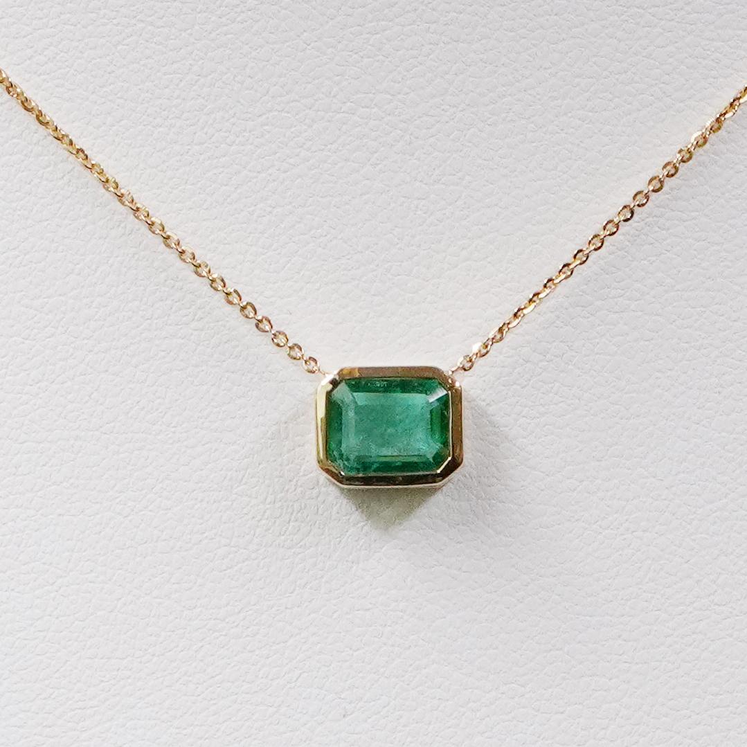 18K Yellow Gold Necklace With Emerald 1.59 ct. In New Condition For Sale In New York, NY