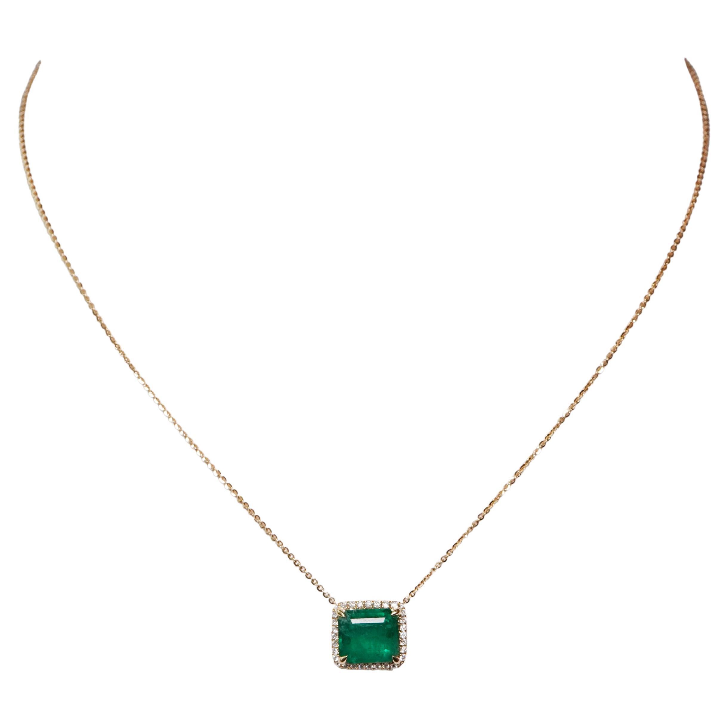 18K Yellow Gold Necklace With Emerald 3.46 ct. For Sale