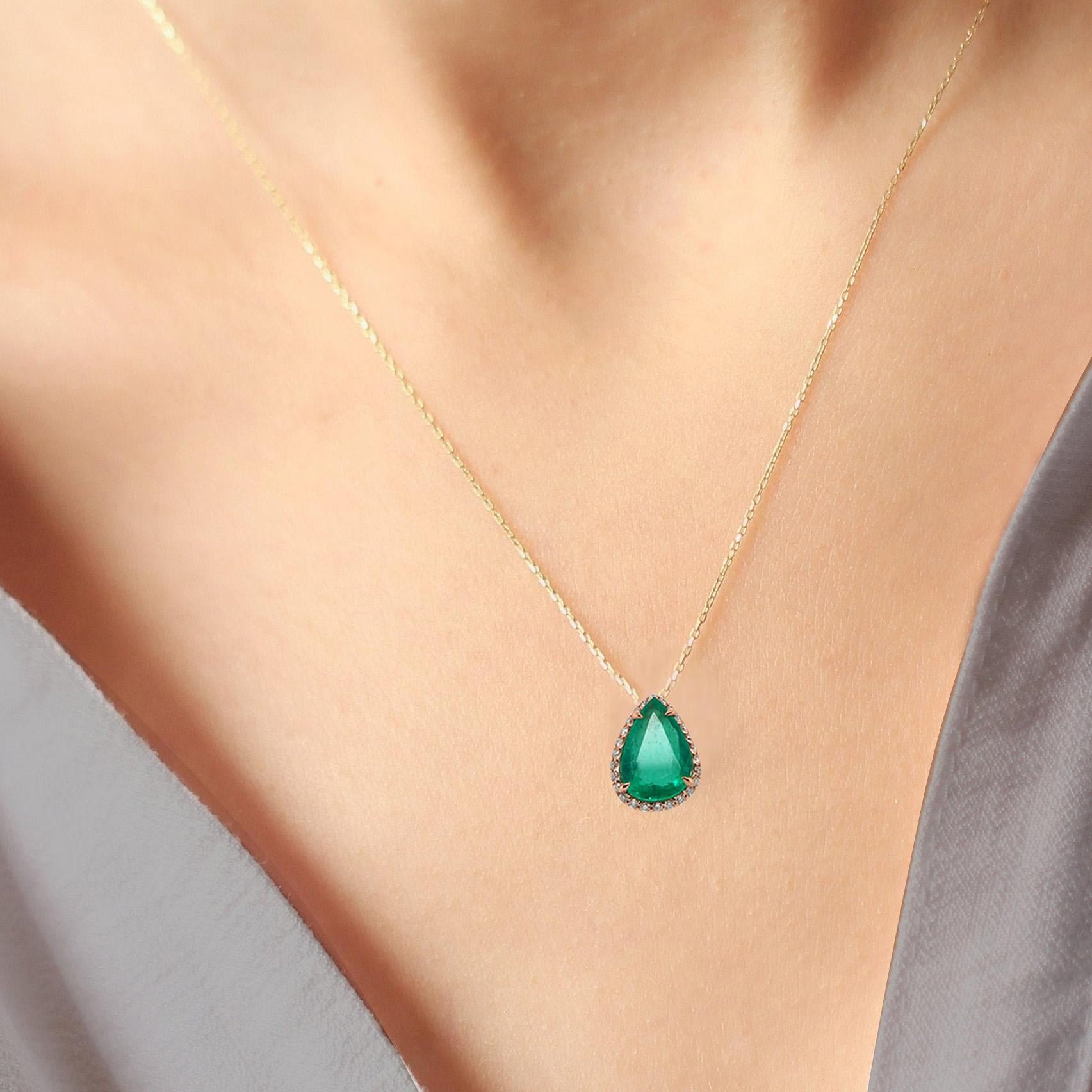 Pear Cut 18K Yellow Gold Necklace With Emerald 3.83 ct. For Sale
