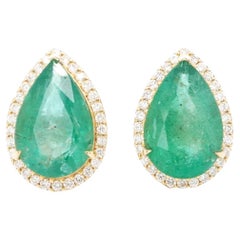 Boucles d'oreilles en or jaune 18 carats avec serti pavé d'émeraudes de 5,71 carats