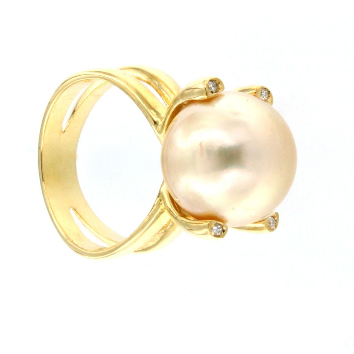Moderne Bague en or jaune 18 carats avec perle d'or et diamants blancs en vente