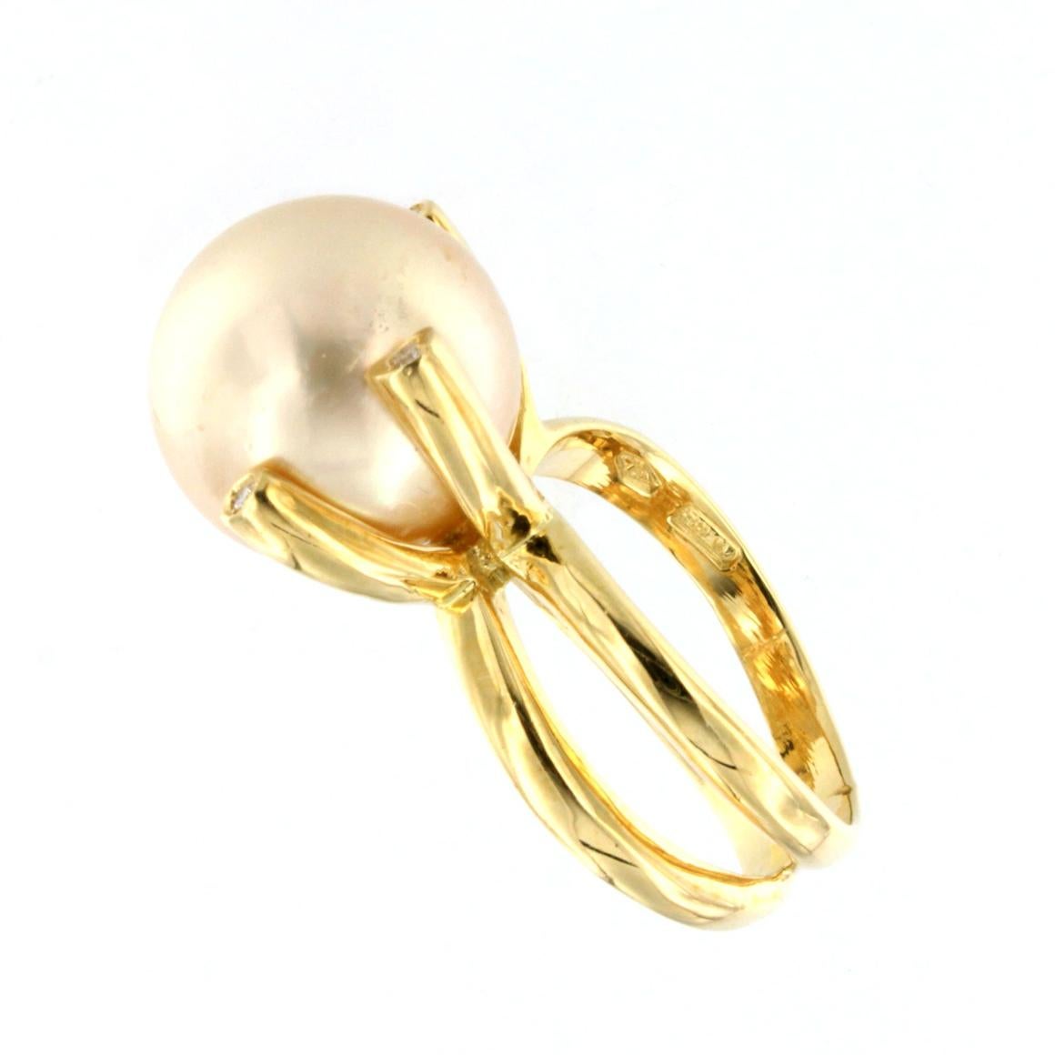 Taille ronde Bague en or jaune 18 carats avec perle d'or et diamants blancs en vente