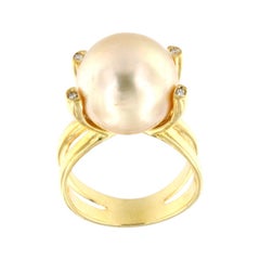 Anello in oro giallo 18 carati con perla dorata e diamanti bianchi