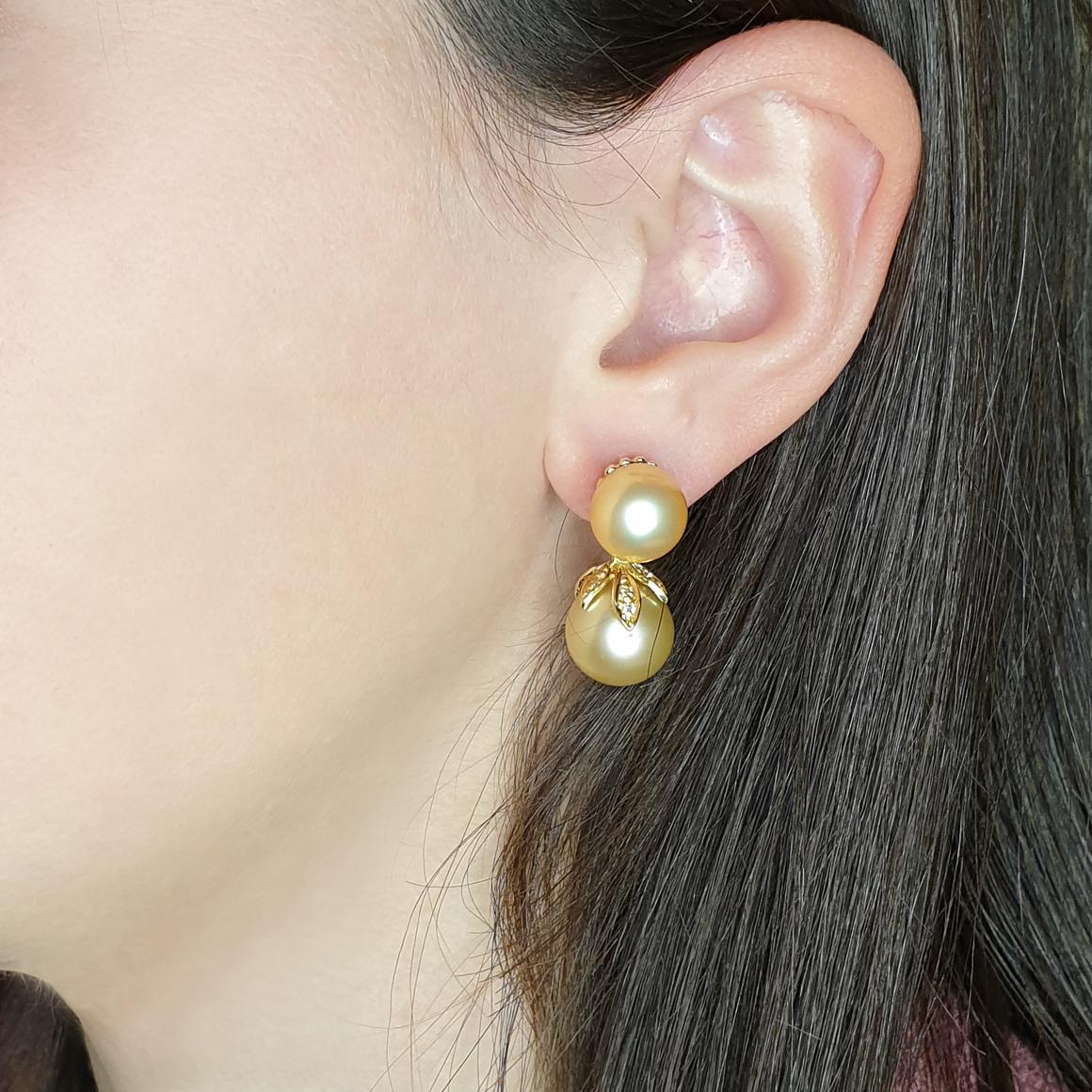 Boucles d'oreilles classiques et fashion en or jaune 18 carats avec des perles dorées (10 et 12 mm) et des diamants blancs cts 0.20 VS couleur G/H.  Fabriqué à la main en Italie par Stanoppi Jewellery depuis 1948

(Possibilité d'avoir une bague dans