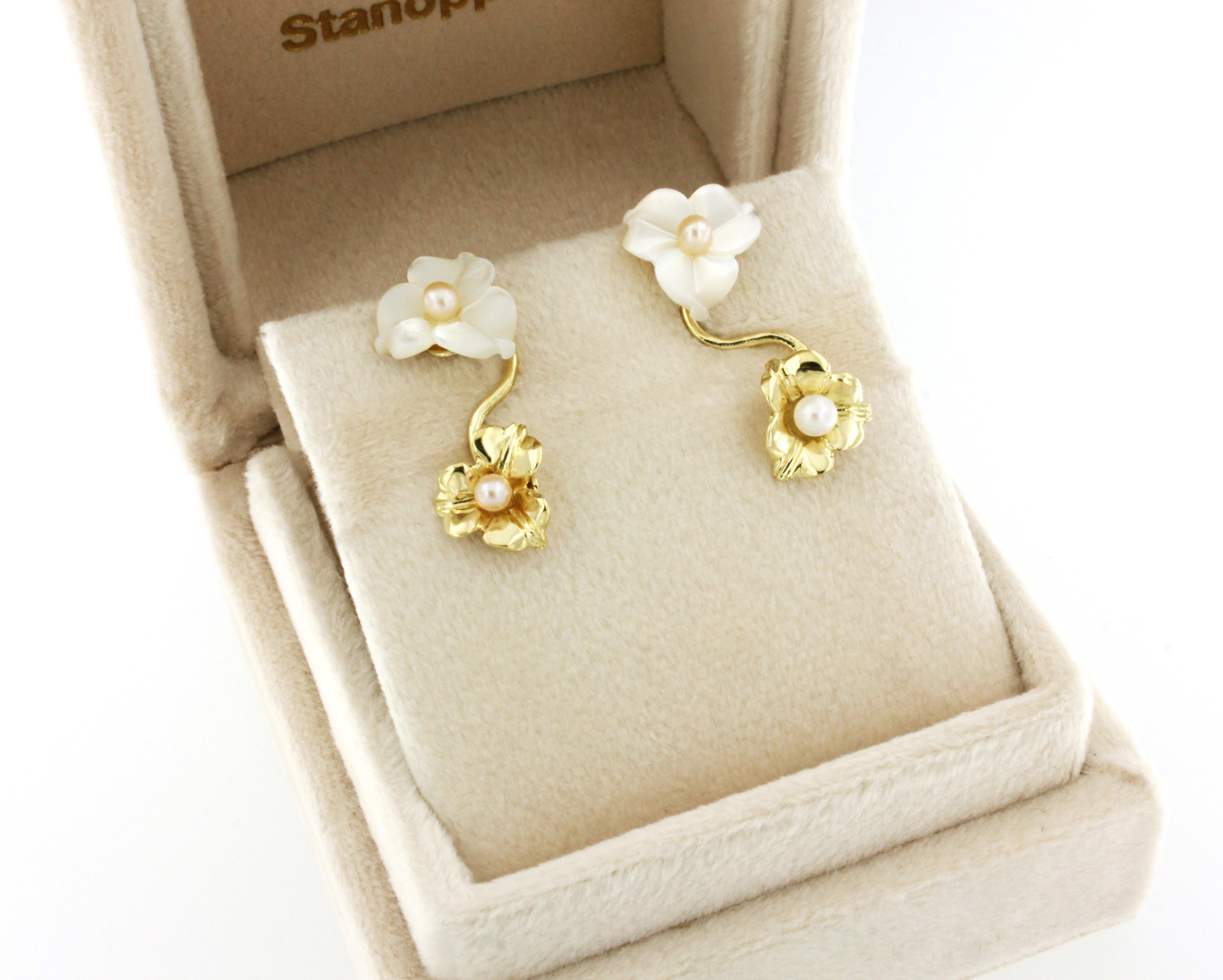 18k Yellow Gold with Mother of Pearls and White Pearls Blooming Flower Earrings  In New Condition For Sale In GALLARATE, IT