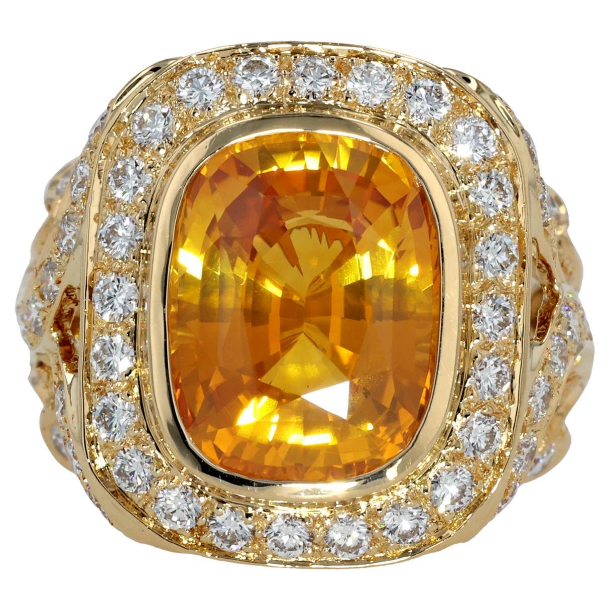 Anillo de oro amarillo de 18 quilates con zafiro naranja y diamantes de Paula Crevoshay