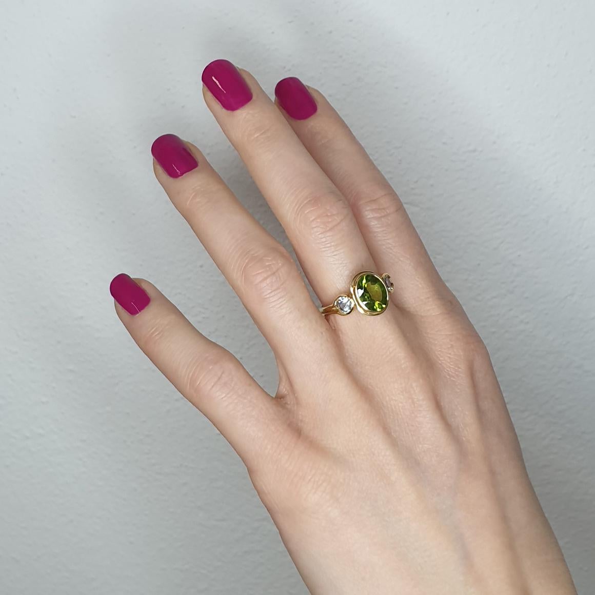 Ring in 18k yellow gold with Peridot (oval cut, size:8x10 mm) and Blue Topaz (round cut, size:4 mm)

Size of ring:  15 EU -  8 USA   g.5.80

All Stanoppi Jewelry is new and has never been previously owned or worn. Each item will arrive at your door