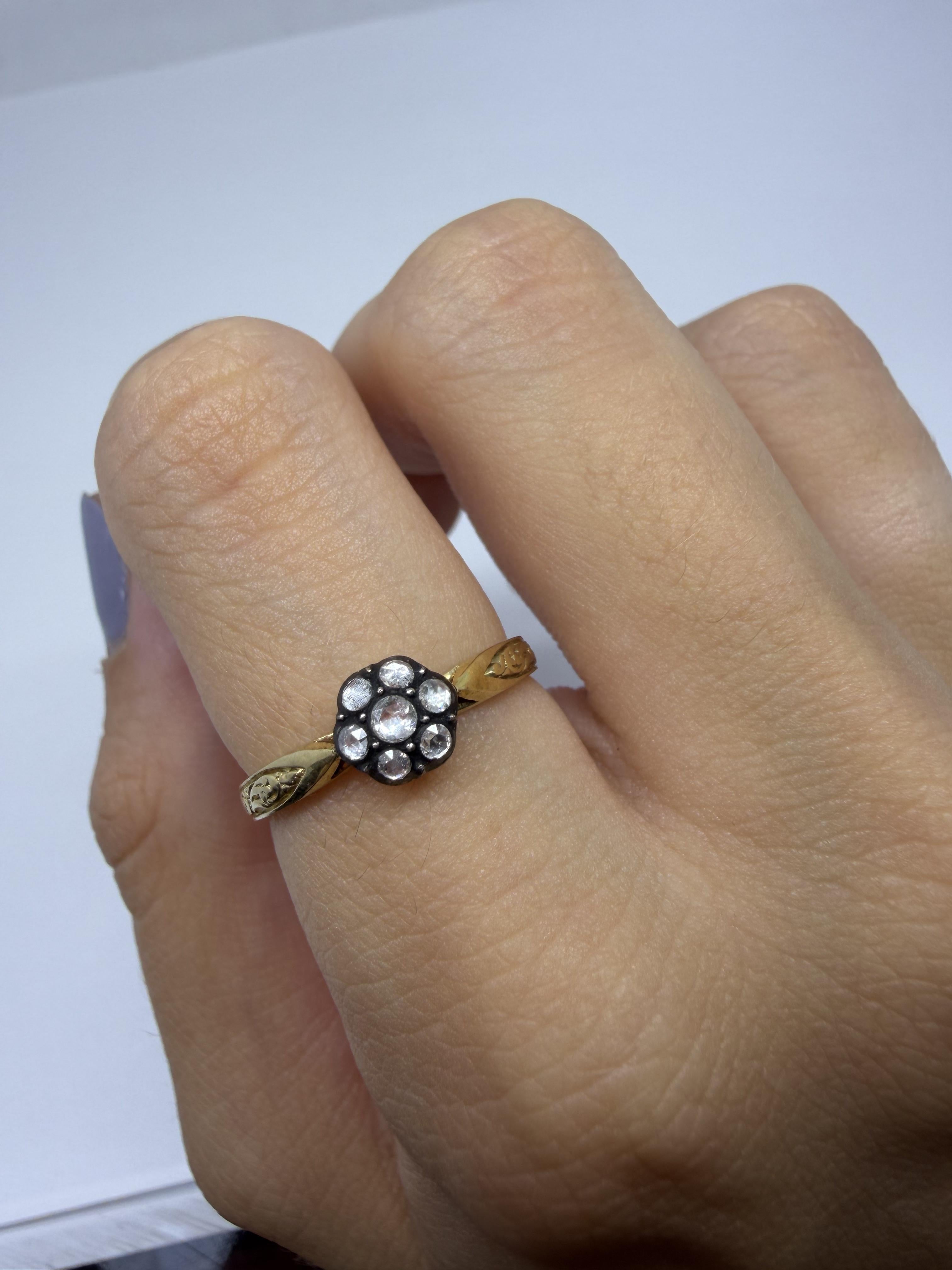 3Cette bague douce et délicate présente un charmant motif floral serti de sept diamants roses étincelants, totalisant 0,16 carat. Fabriquée en or jaune 18 carats avec un dessus en argent, la bague porte de subtils détails gravés le long de la bande,
