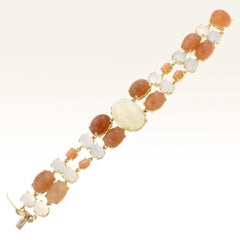 Armband aus 18 Karat Gelbgold mit weißem und pfirsichfarbenem Mondstein und Chalcedon