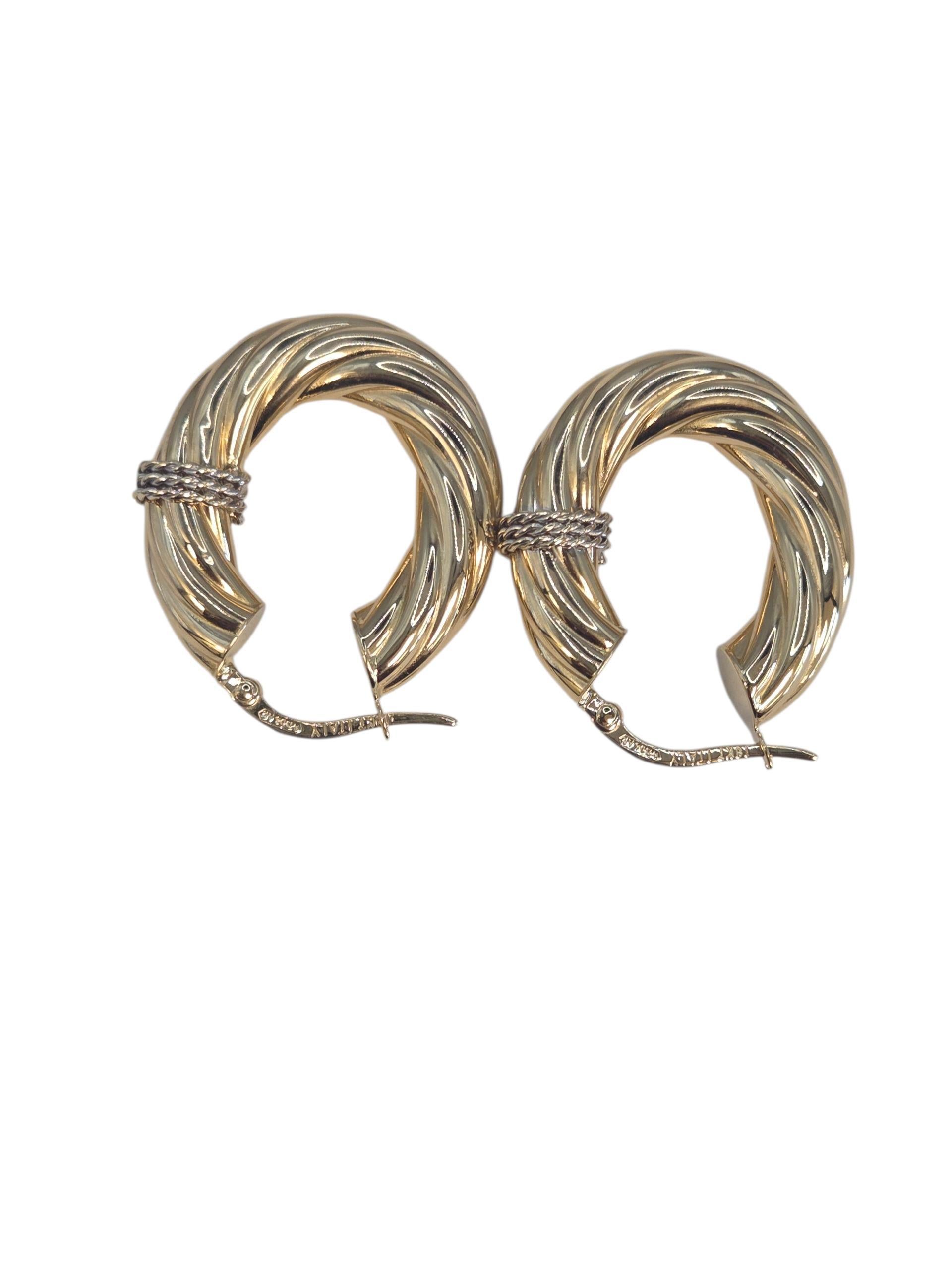 Contemporaneo Orecchini a cerchio ovali ritorti in oro giallo 18K con accenti in oro bianco #23538 in vendita