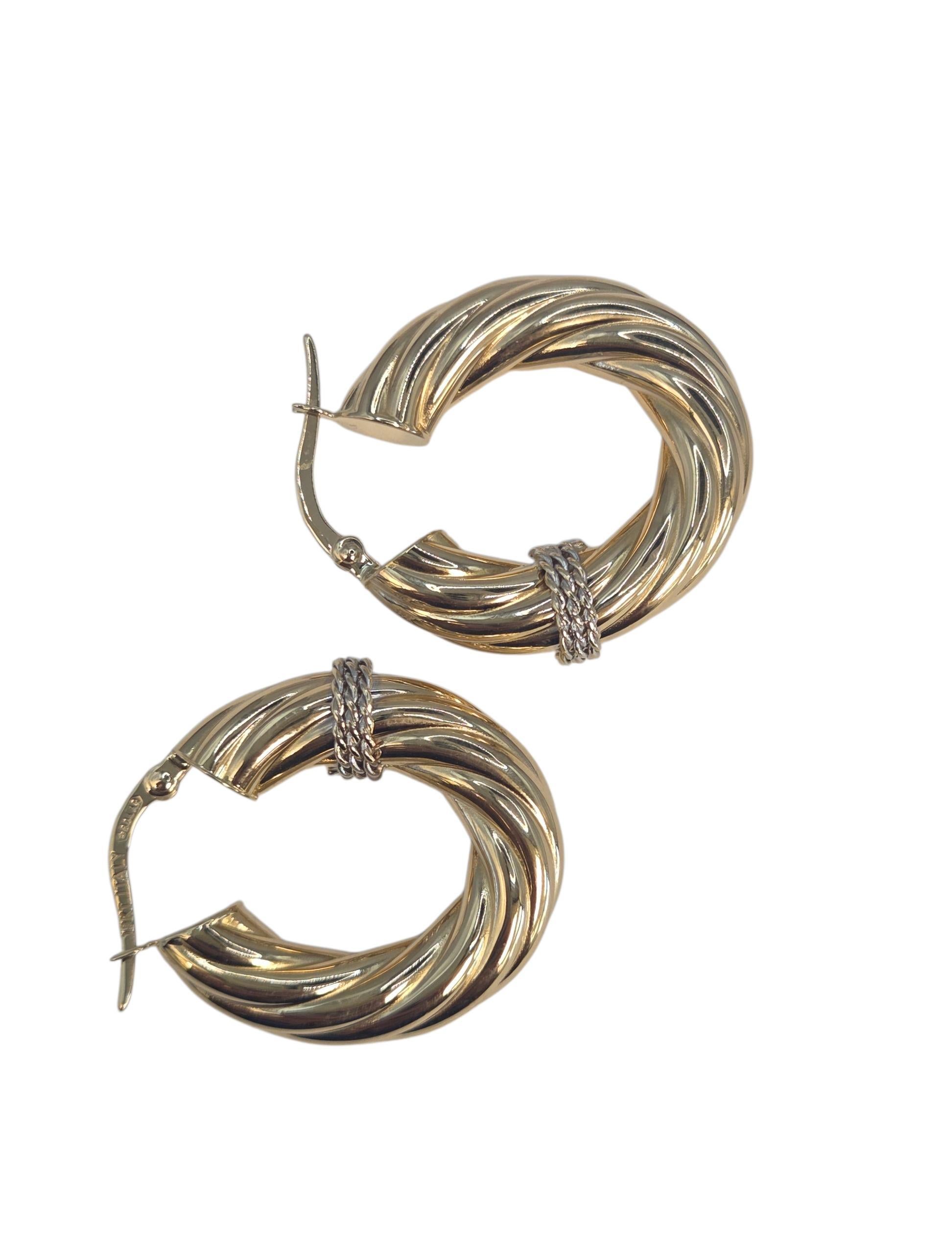 Orecchini a cerchio ovali ritorti in oro giallo 18K con accenti in oro bianco #23538 In condizioni buone in vendita a Washington Depot, CT