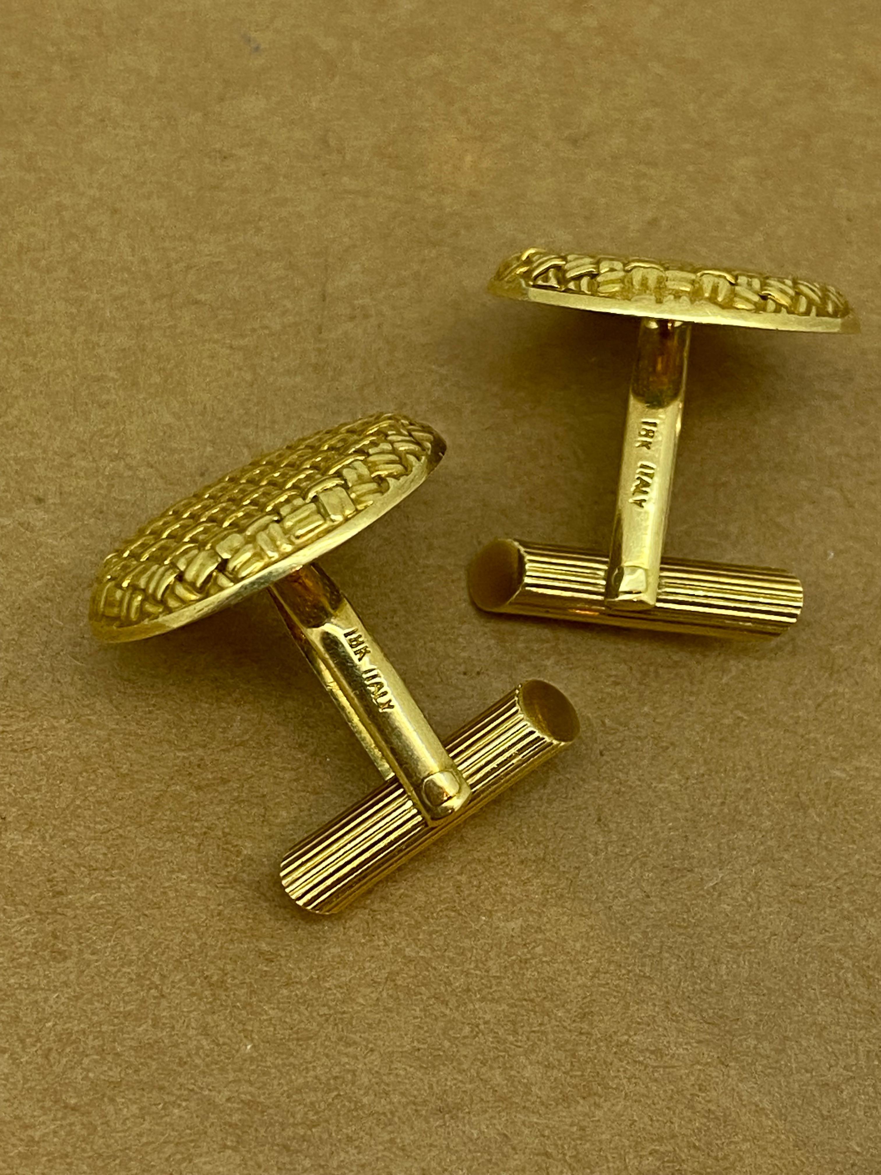 18K Yellow Gold Woven Basket Style Round Vintage Italian Bullet Back Cufflinks. In Excellent Condition For Sale In MELBOURNE, AU