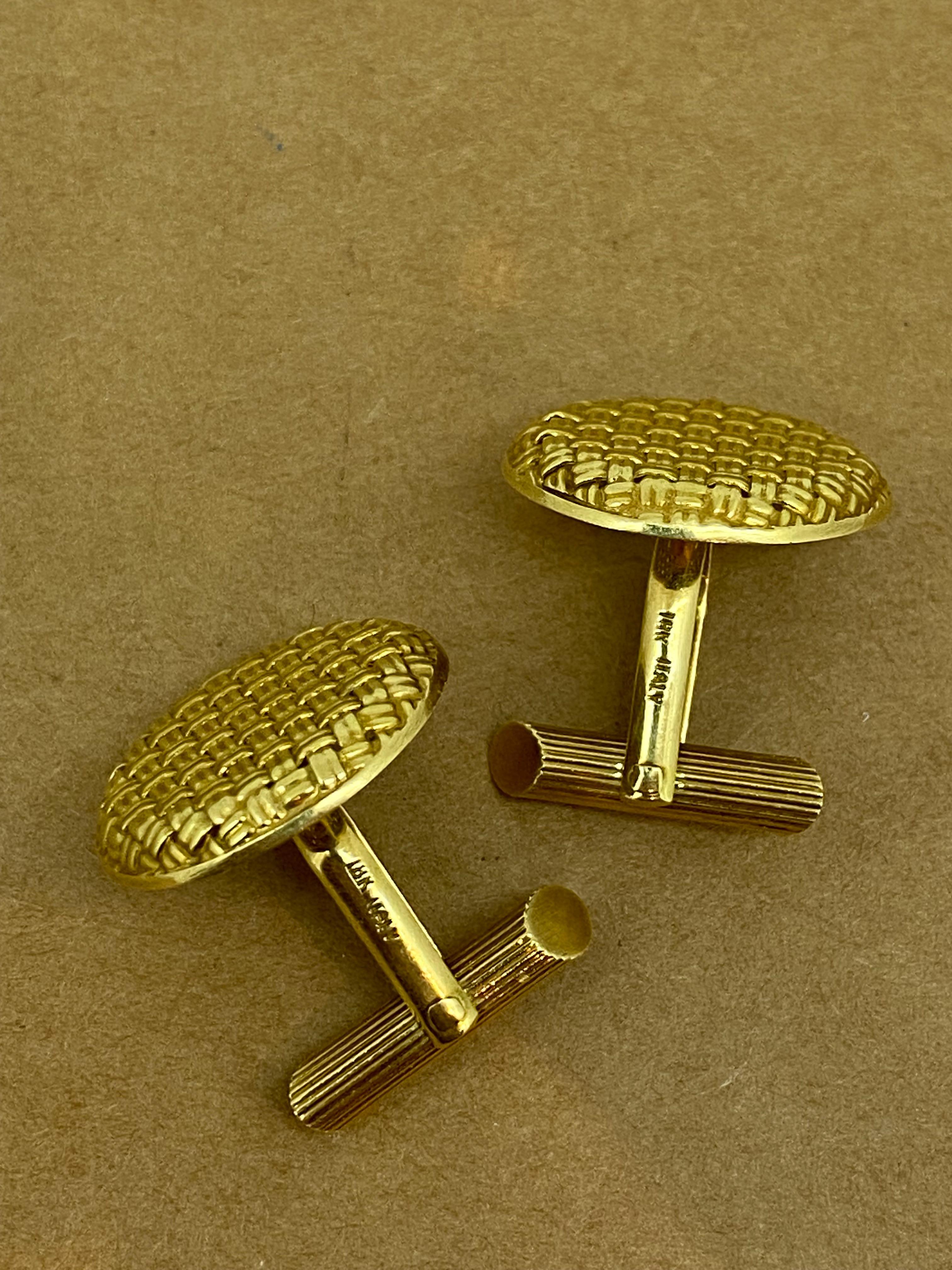 Men's 18K Yellow Gold Woven Basket Style Round Vintage Italian Bullet Back Cufflinks. For Sale