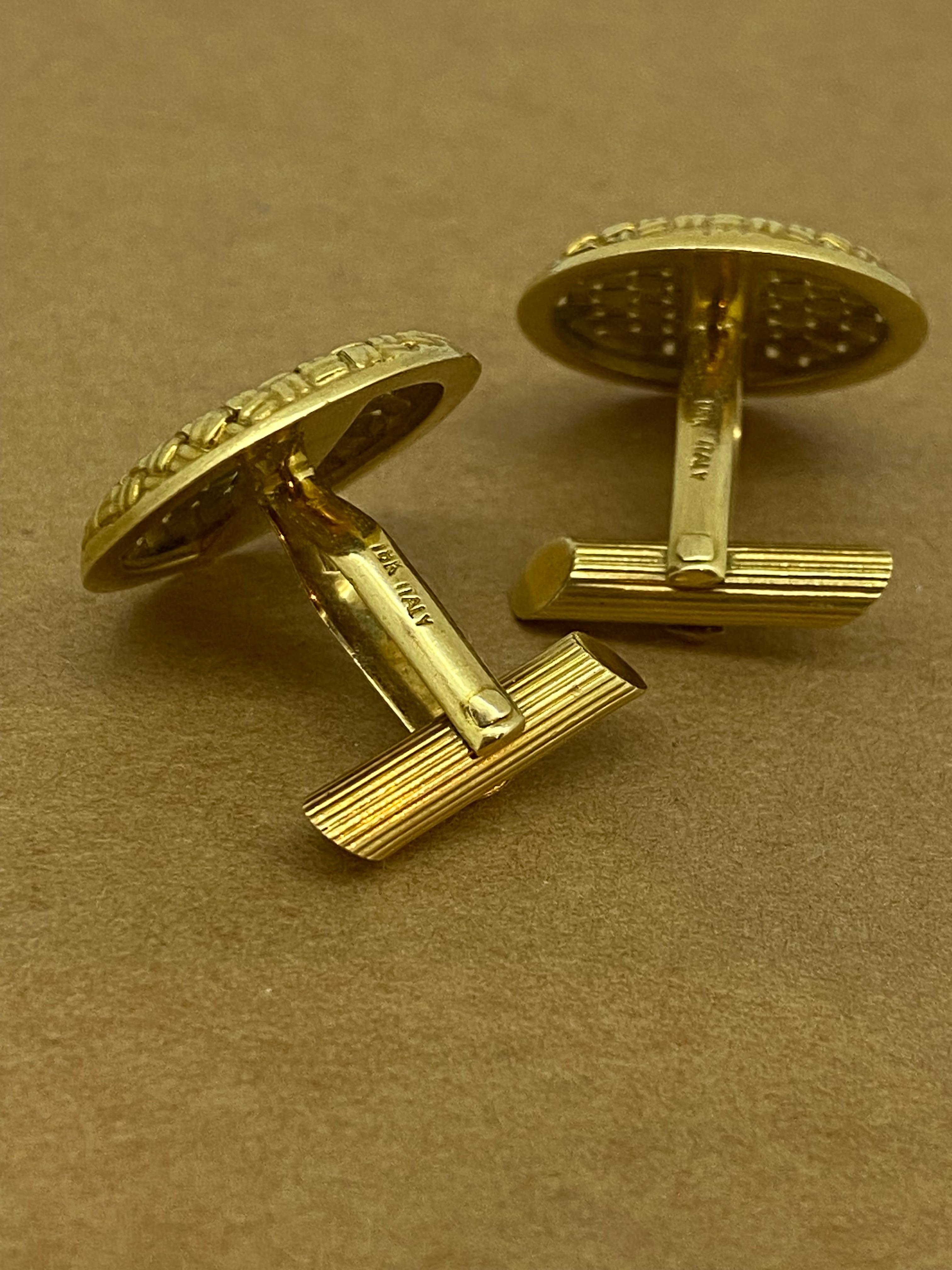 18K Yellow Gold Woven Basket Style Round Vintage Italian Bullet Back Cufflinks. For Sale 1