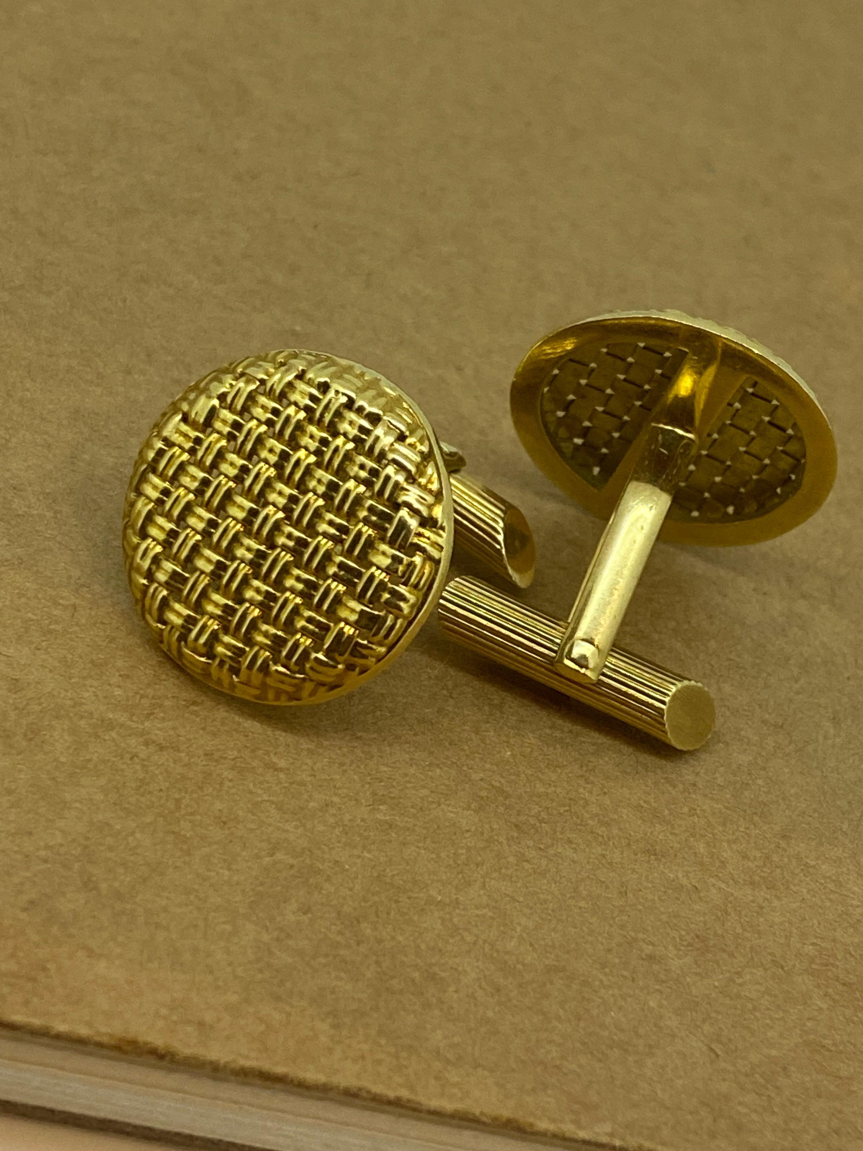 18K Yellow Gold Woven Basket Style Round Vintage Italian Bullet Back Cufflinks. For Sale 3