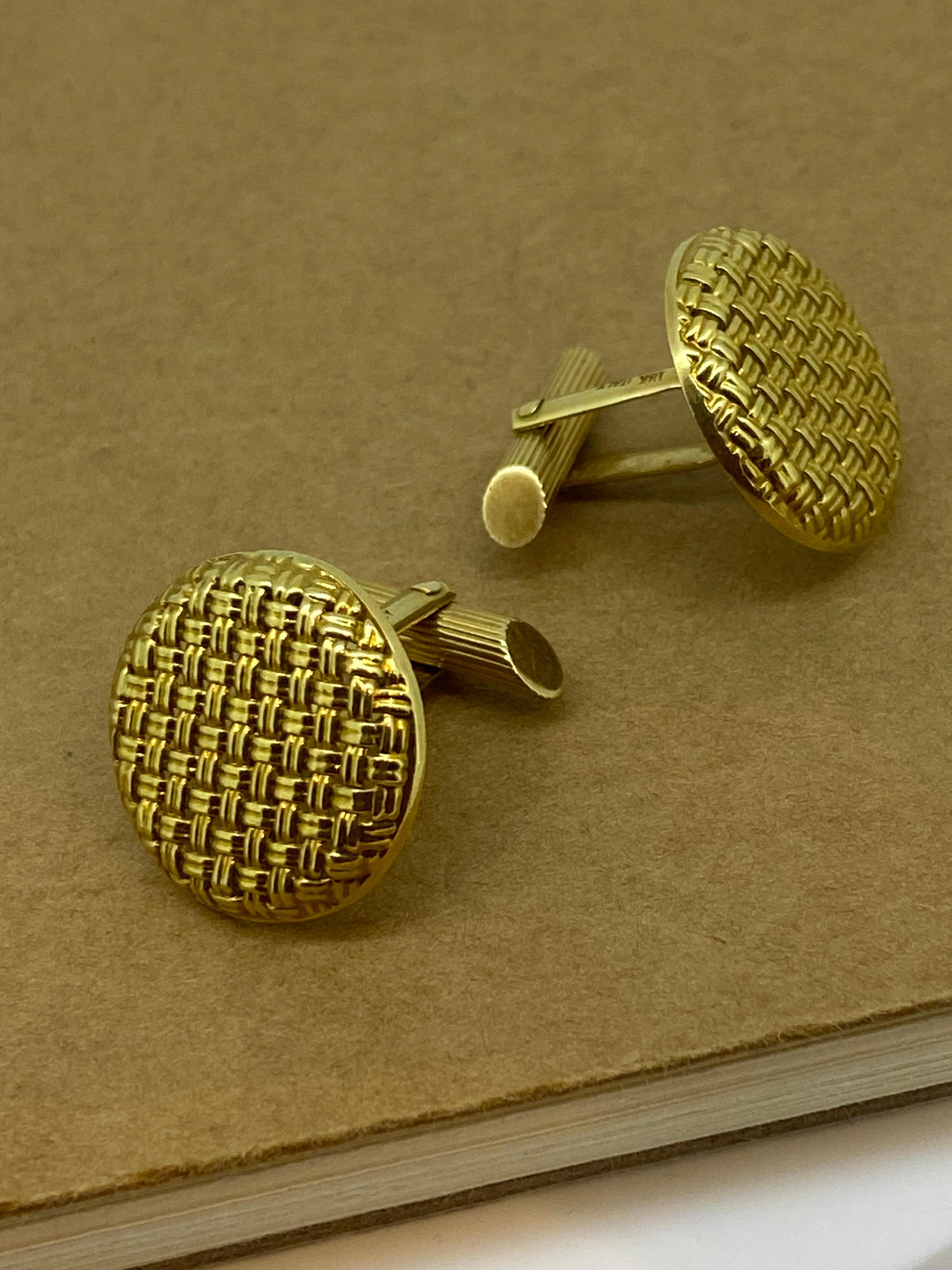 18K Yellow Gold Woven Basket Style Round Vintage Italian Bullet Back Cufflinks. For Sale 4