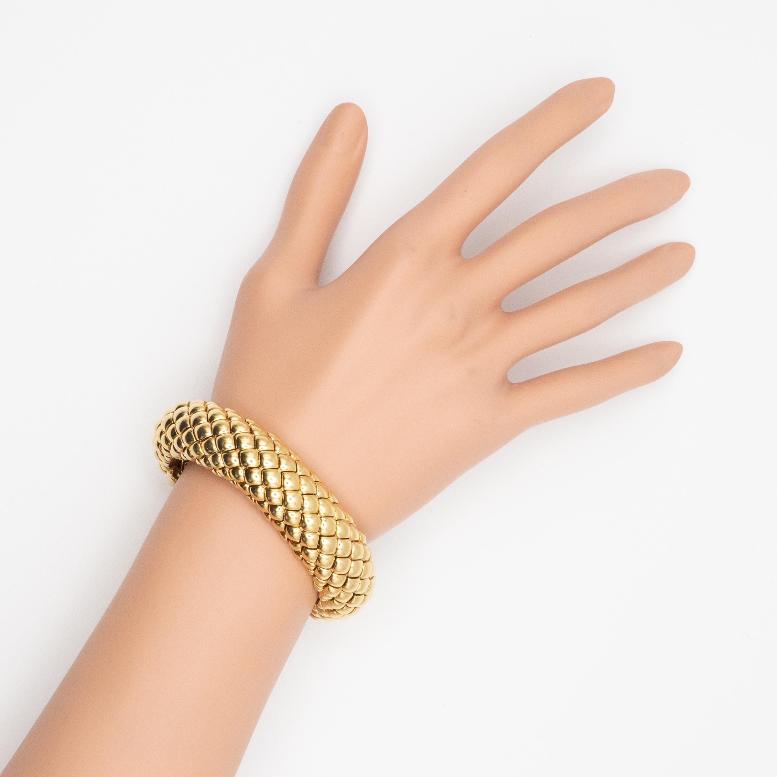 Pulsera de cúpula ancha Boombe tejida en oro amarillo de 18 quilates Moderno en venta