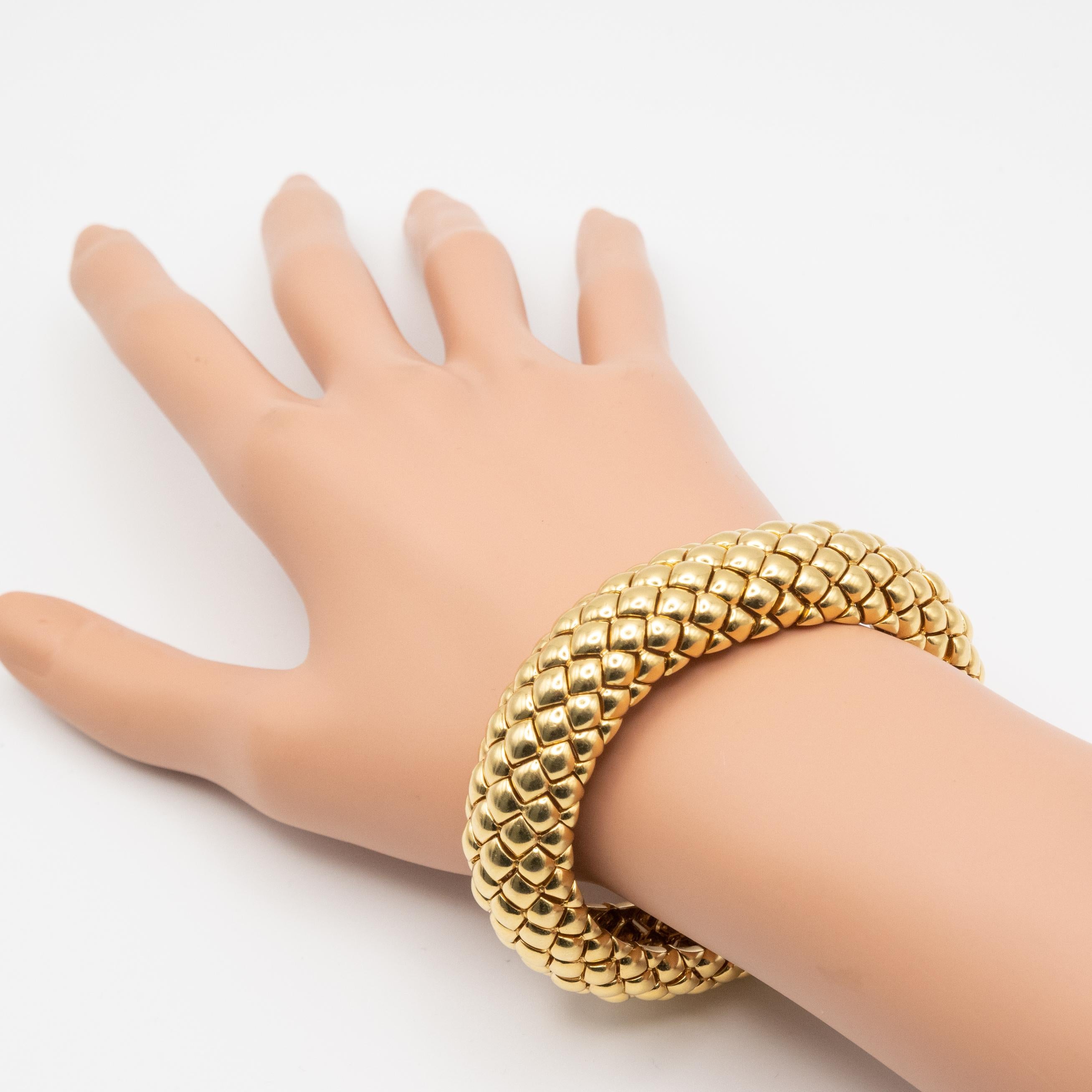 Pulsera de cúpula ancha Boombe tejida en oro amarillo de 18 quilates en Excelente estado para la venta en New York, NY