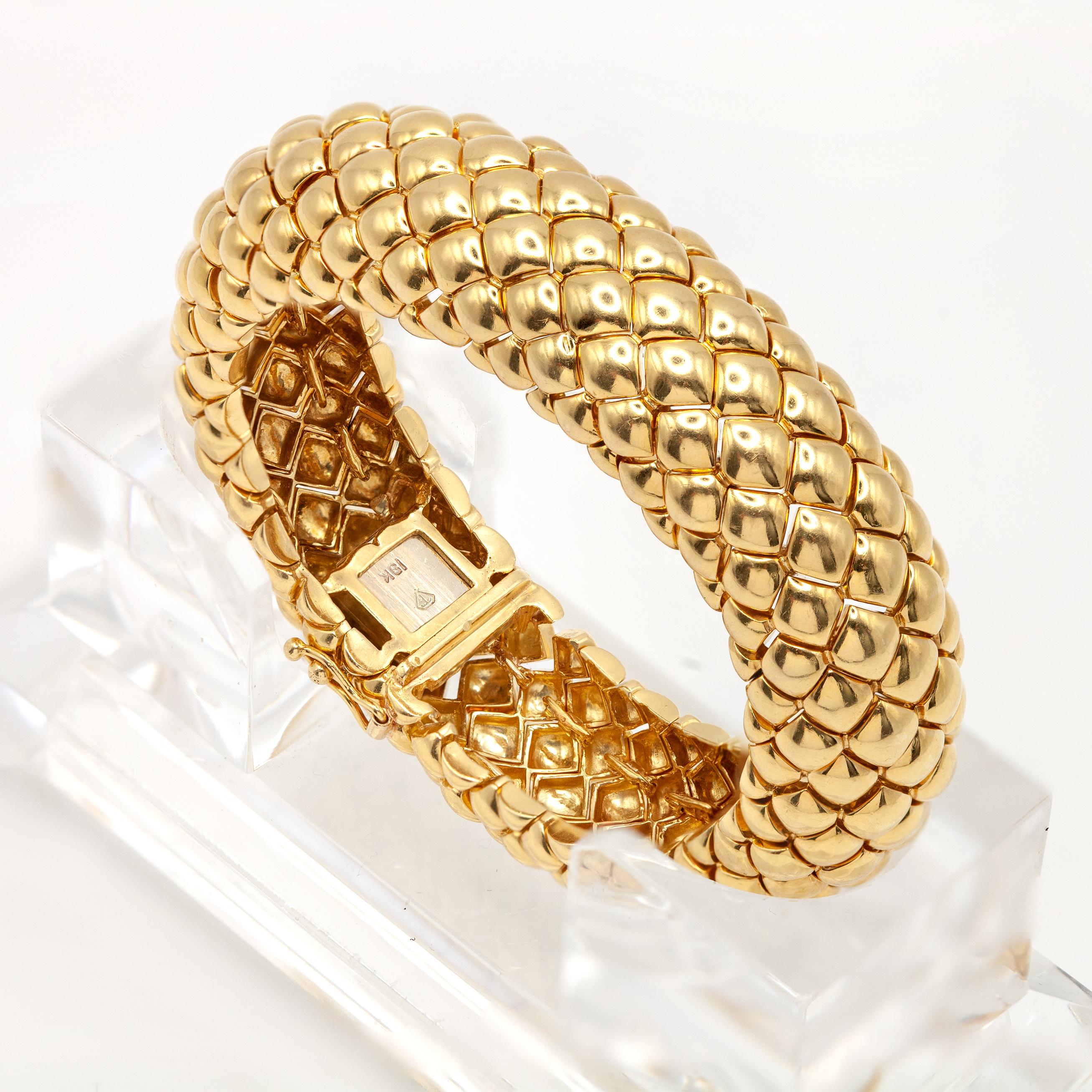 Pulsera de cúpula ancha Boombe tejida en oro amarillo de 18 quilates en venta 2