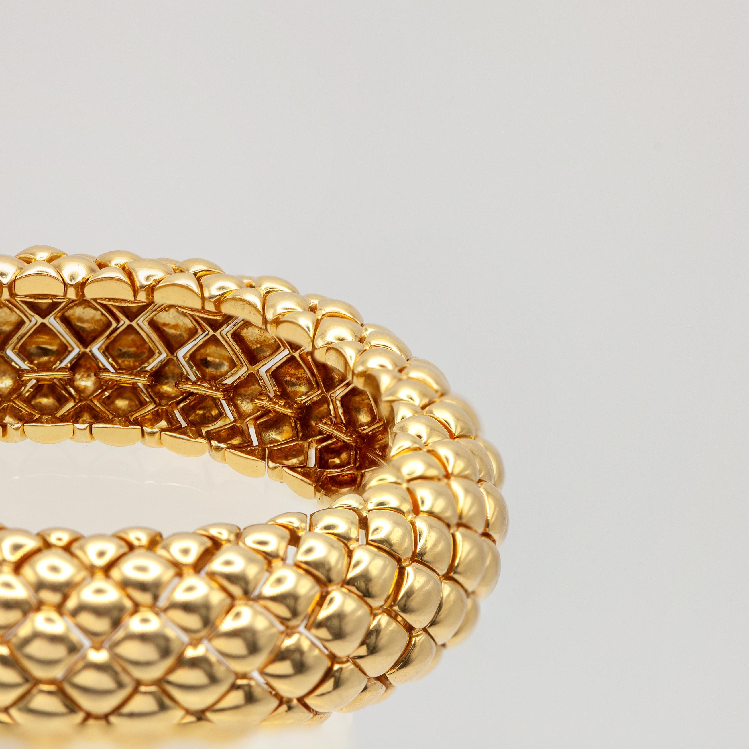 Pulsera de cúpula ancha Boombe tejida en oro amarillo de 18 quilates en venta 3