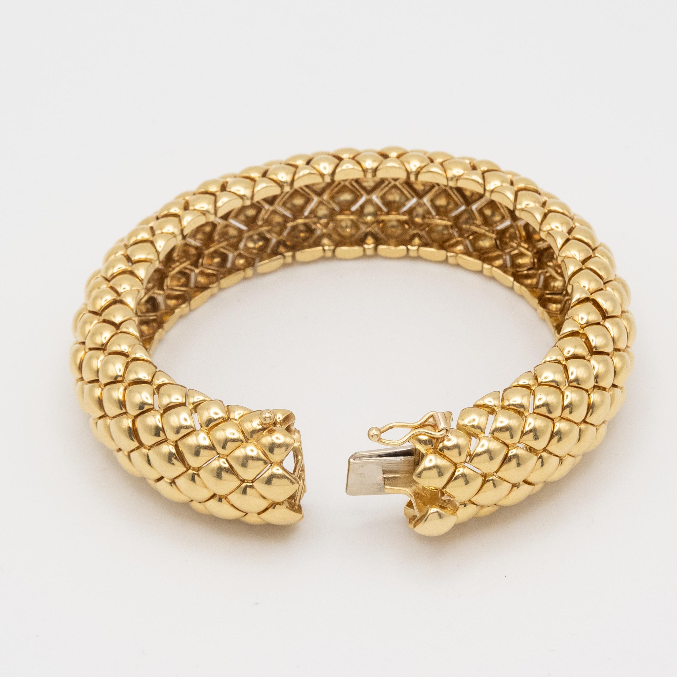 Pulsera de cúpula ancha Boombe tejida en oro amarillo de 18 quilates en venta 4