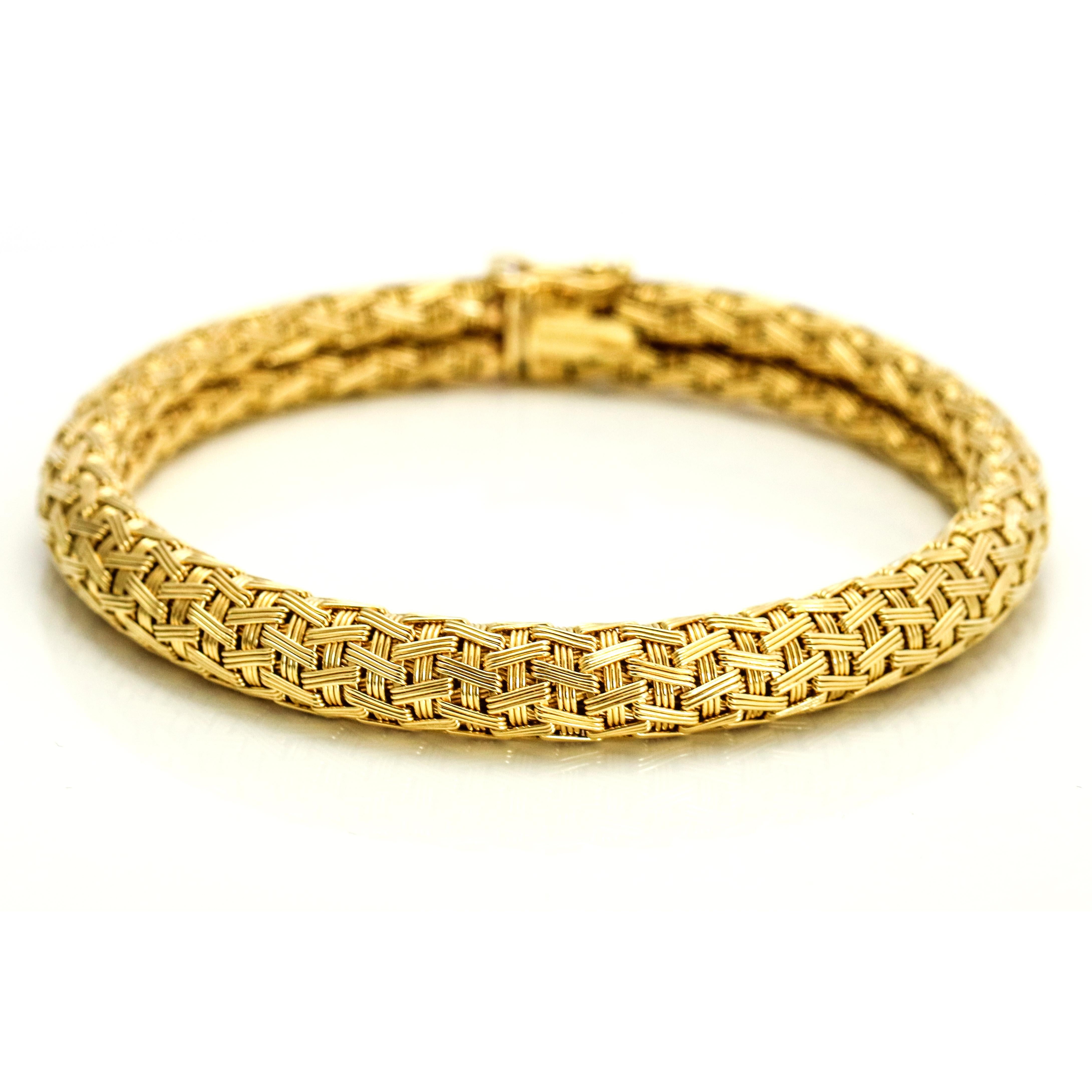 Woven chain bracelet in 18-karat yellow gold. Slide clasp with safety. Made in Italy.

Size, Medium
