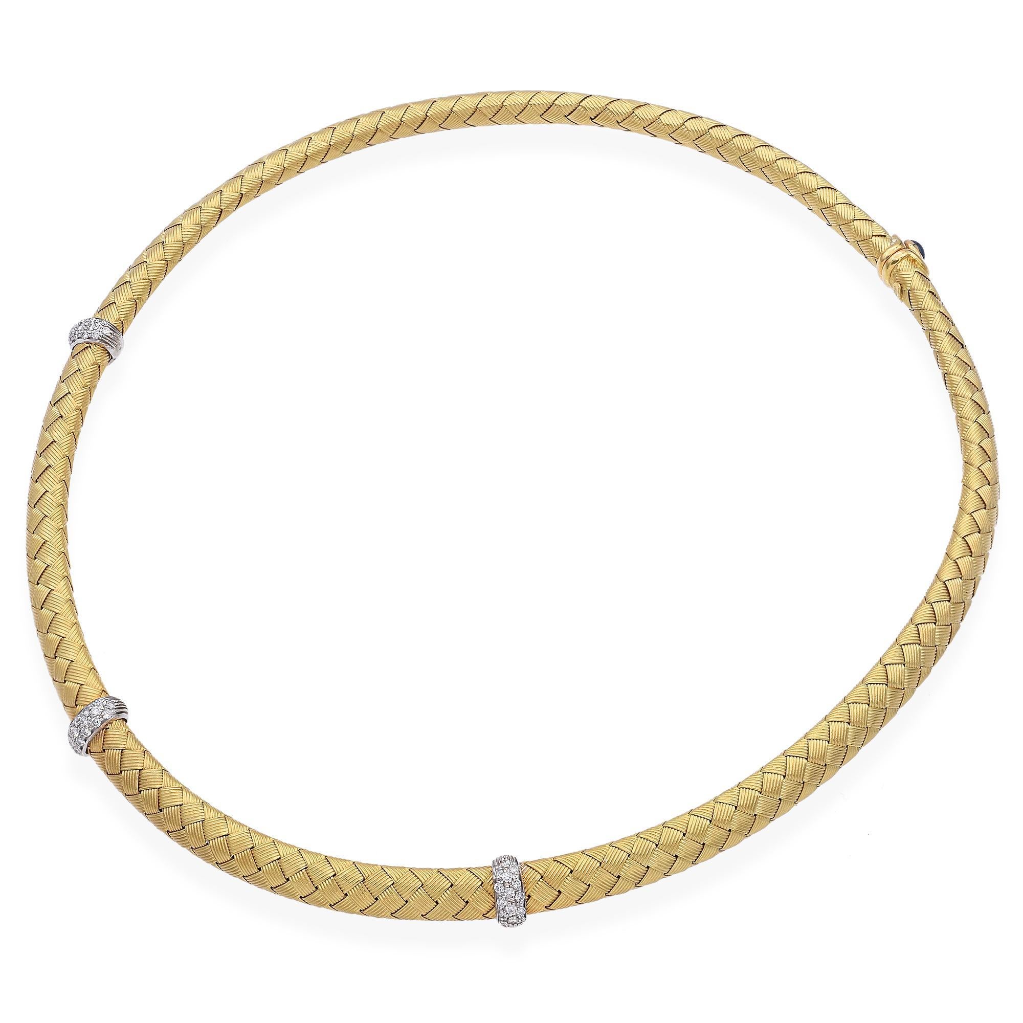 Realizzata in ricco oro giallo 18 carati, questa squisita collana vintage presenta un lussuoso disegno intrecciato che scorre come seta sulla scollatura. Scintillanti stazioni di diamanti e zaffiri sono graziosamente ammanettate intorno alla catena,