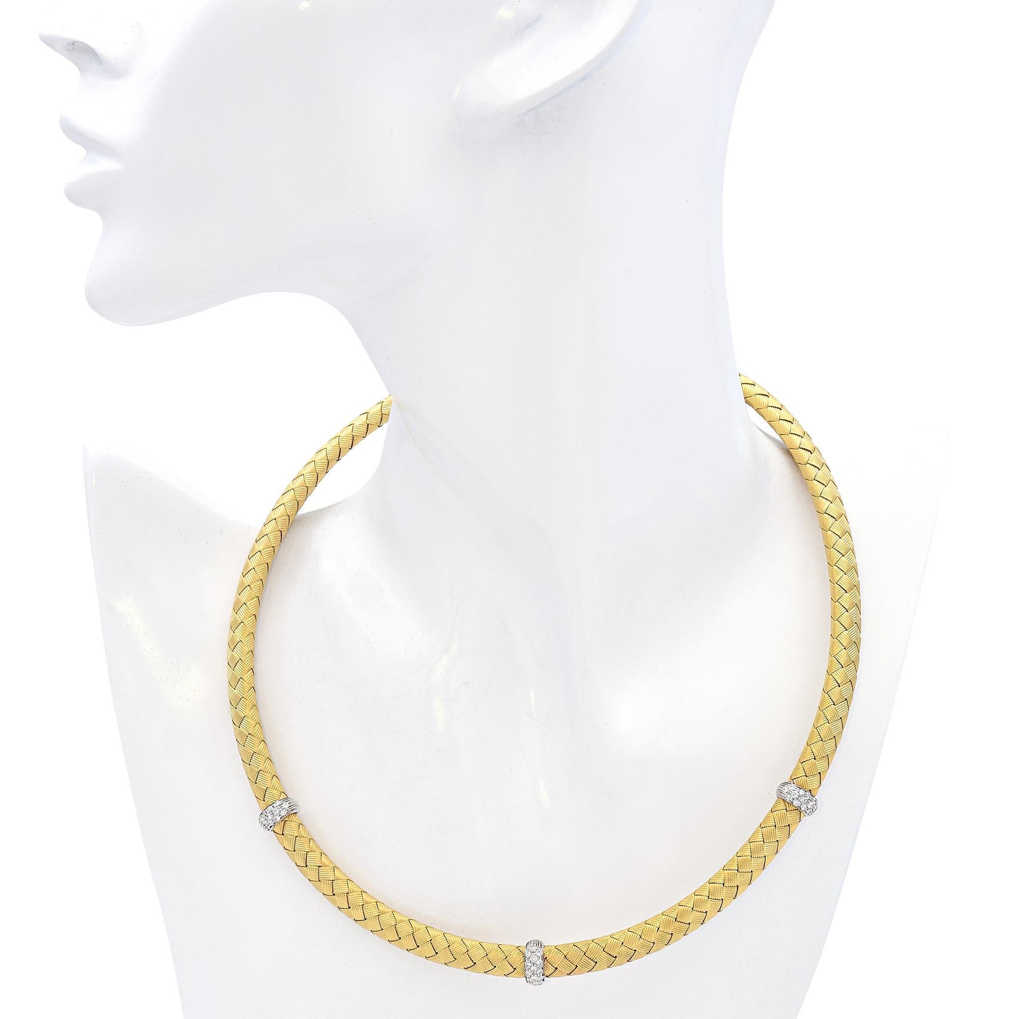 Taglio rotondo Collana intrecciata con diamanti e zaffiri in oro giallo 18 carati in vendita