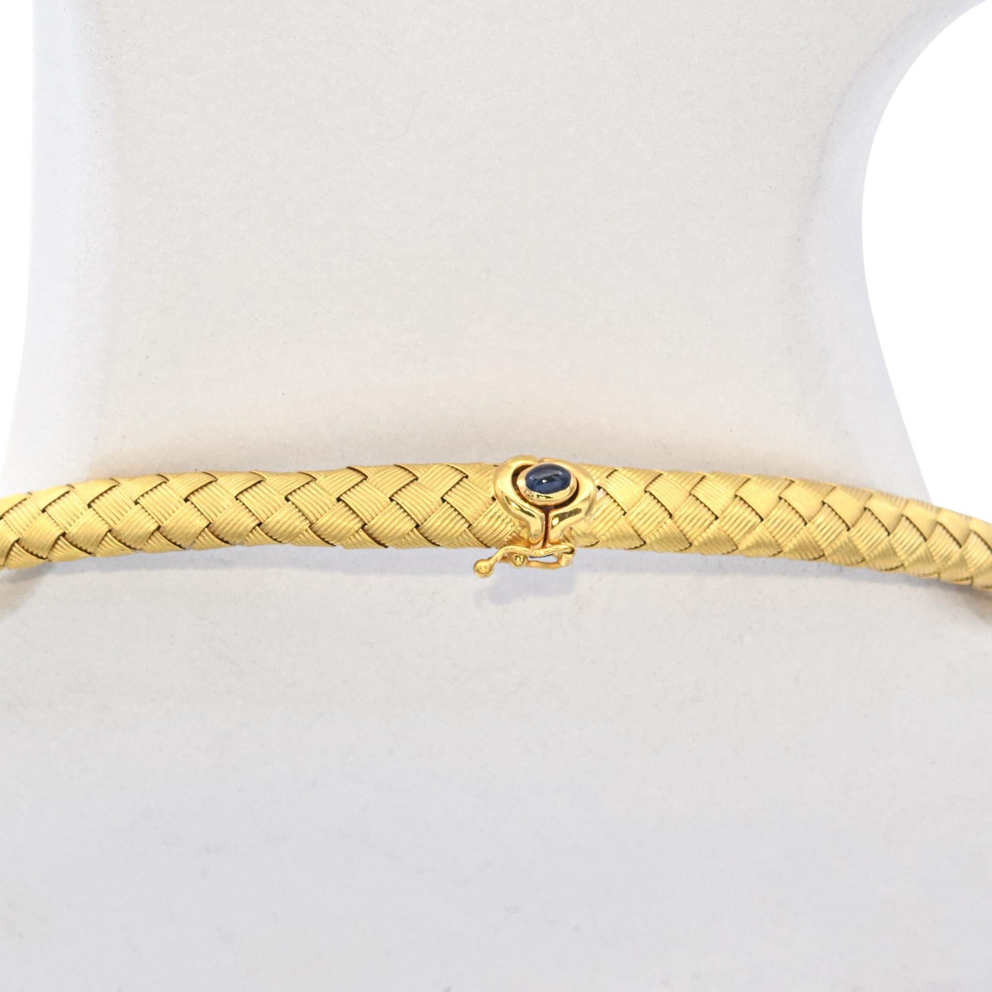 Collana intrecciata con diamanti e zaffiri in oro giallo 18 carati in vendita 1