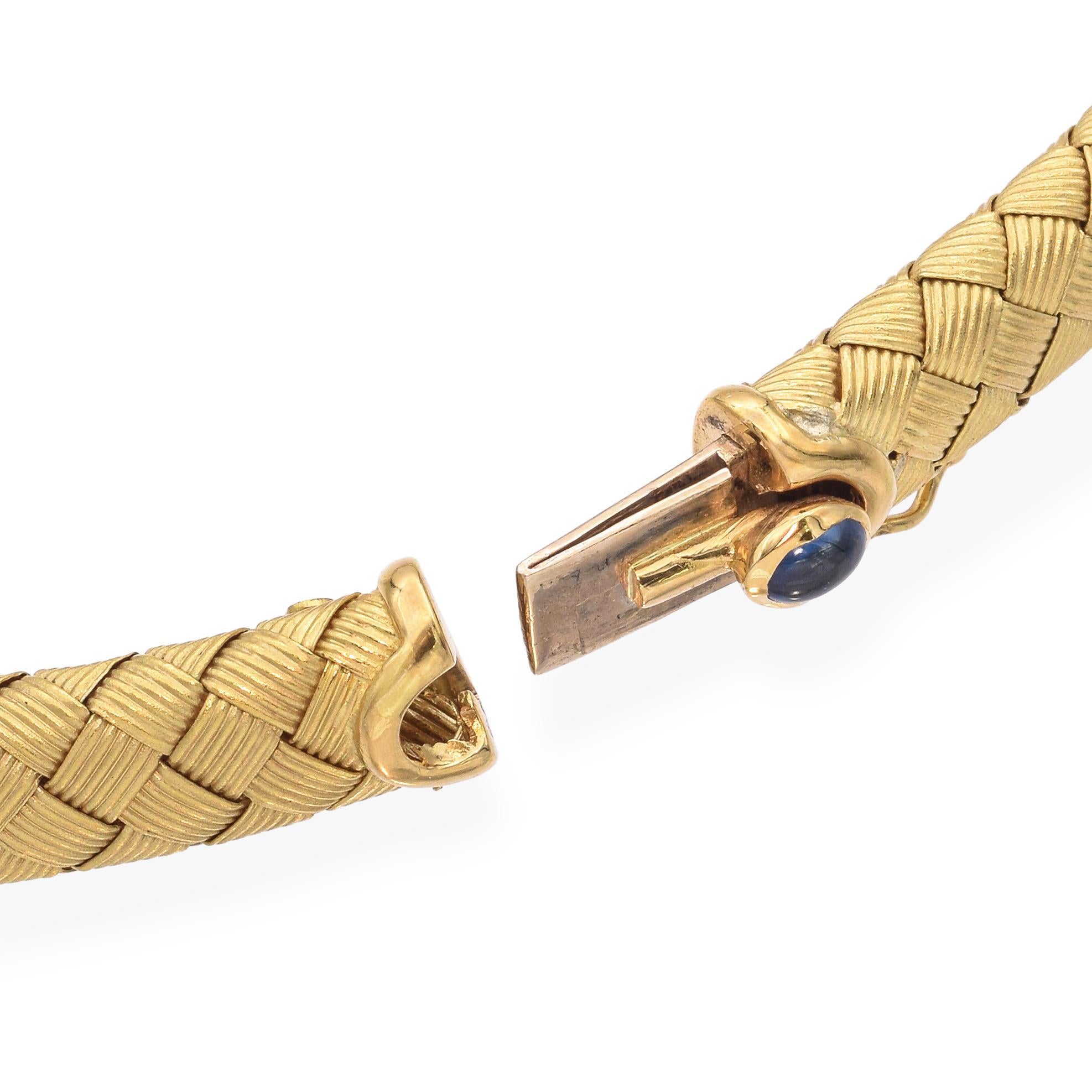 Collana intrecciata con diamanti e zaffiri in oro giallo 18 carati in vendita 4