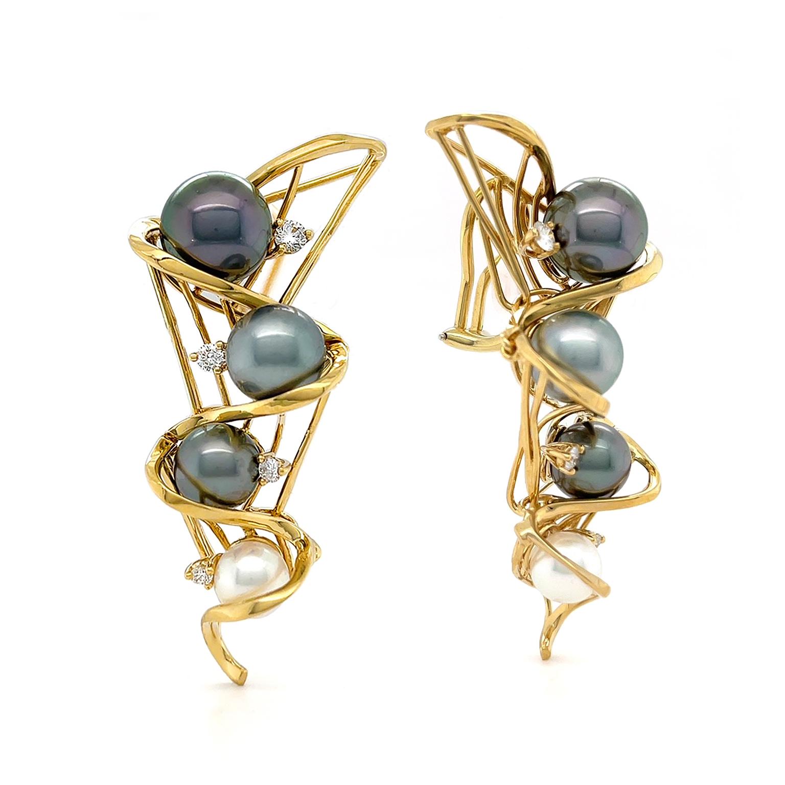 Tahiti-Perlen und Diamanten sind bei diesen Ohrringen mit leuchtendem 18-karätigem Gelbgold verflochten. Das Design beginnt mit einer dunkelgrauen Perle, gefolgt von einer silbernen, grauen und weißen Perle, die in ihrer Größe abnimmt. 18 Karat