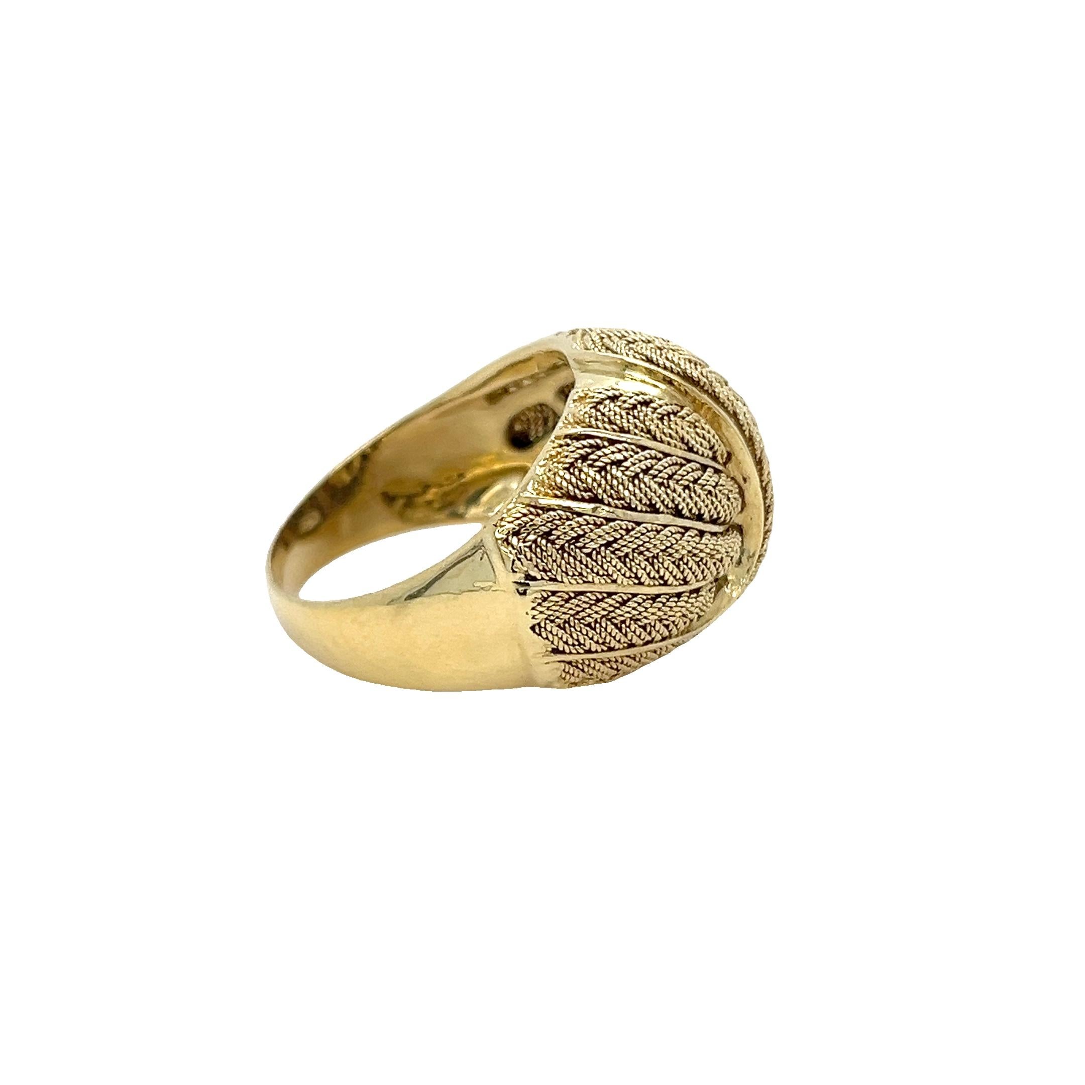 Dieser elegante und aufwendig gestaltete Kuppelring aus 18 Karat Gelbgold weist eine wunderschön gewebte Struktur auf, die ihm eine reiche Dimension und handwerklichen Charakter verleiht. Die kuppelförmige Silhouette verjüngt sich sanft für eine