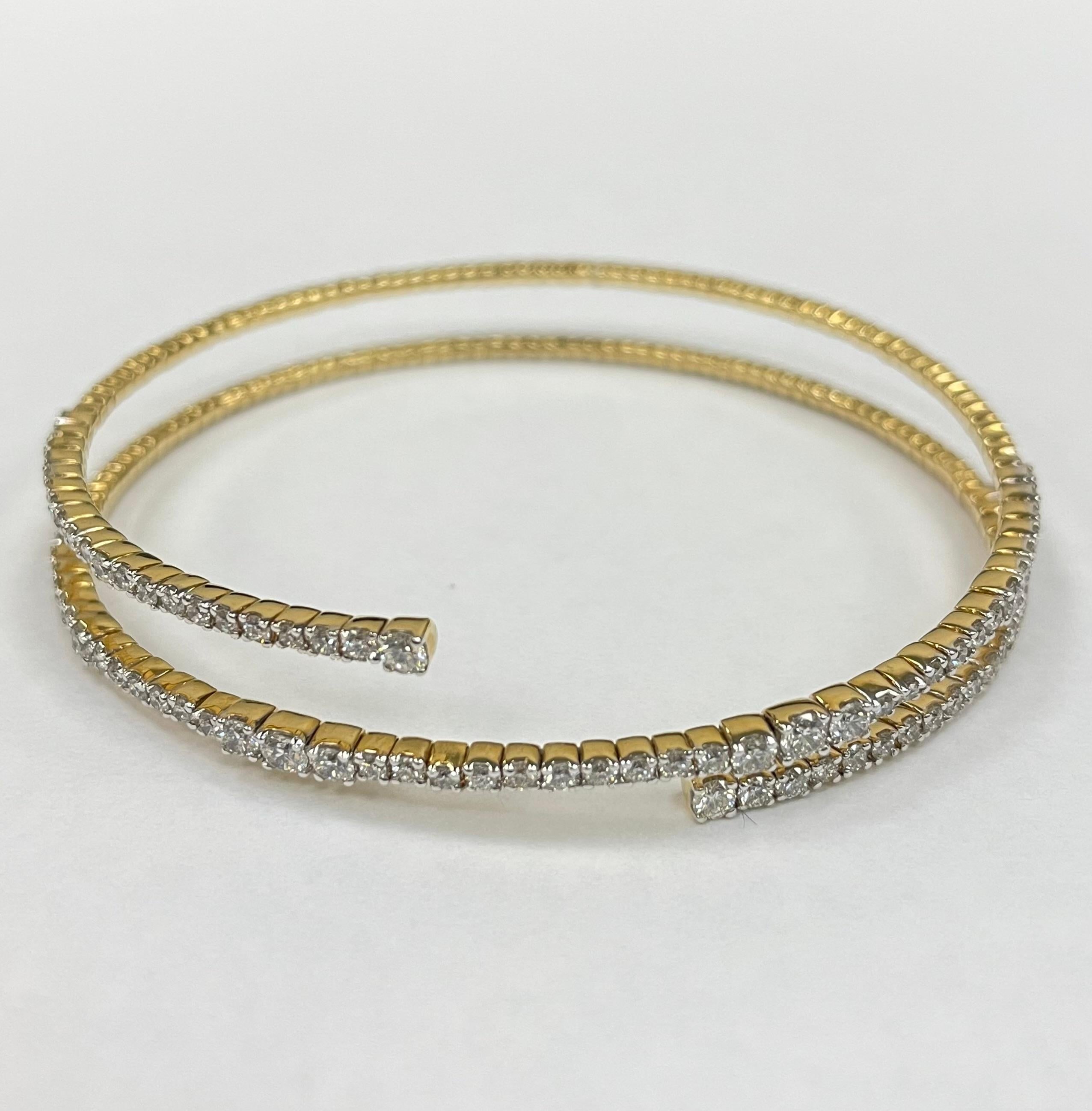 Moderne Bracelet ouvert en or jaune 18K avec enveloppes de diamants en vente