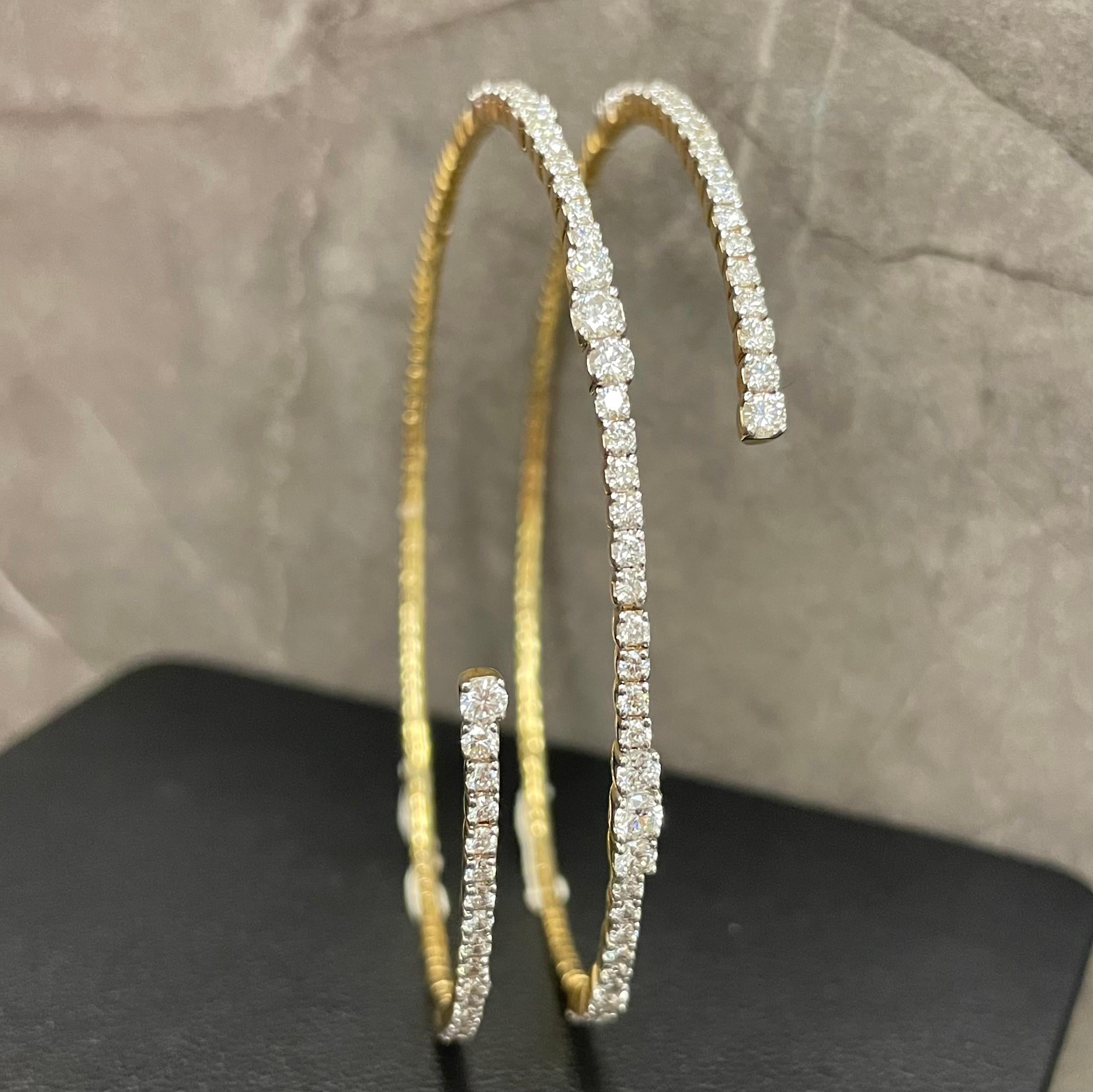 Bracelet ouvert en or jaune 18K avec enveloppes de diamants Neuf - En vente à Central, HK