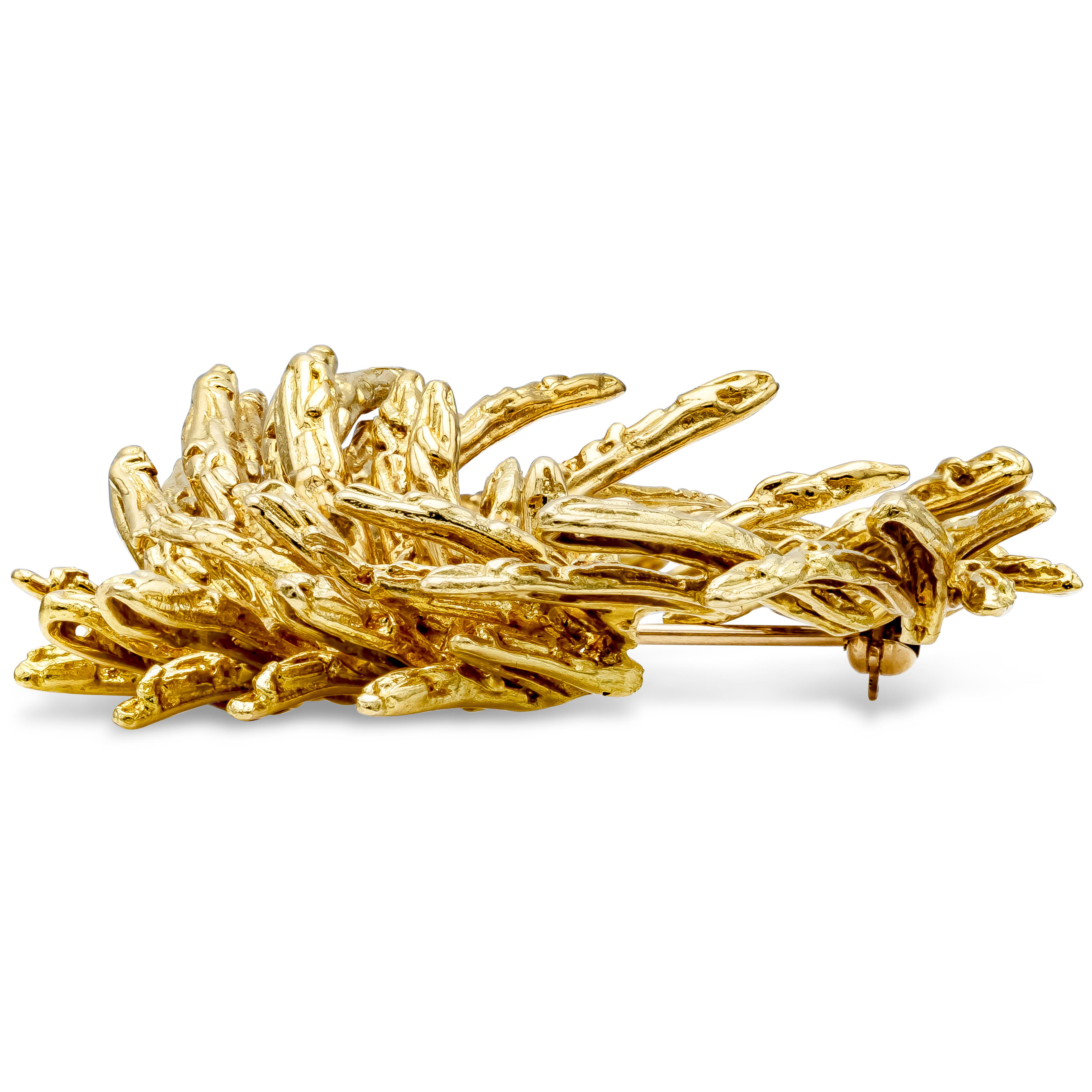 Après-guerre Broche ancienne en or jaune 18 carats avec motif de couronnes en vente
