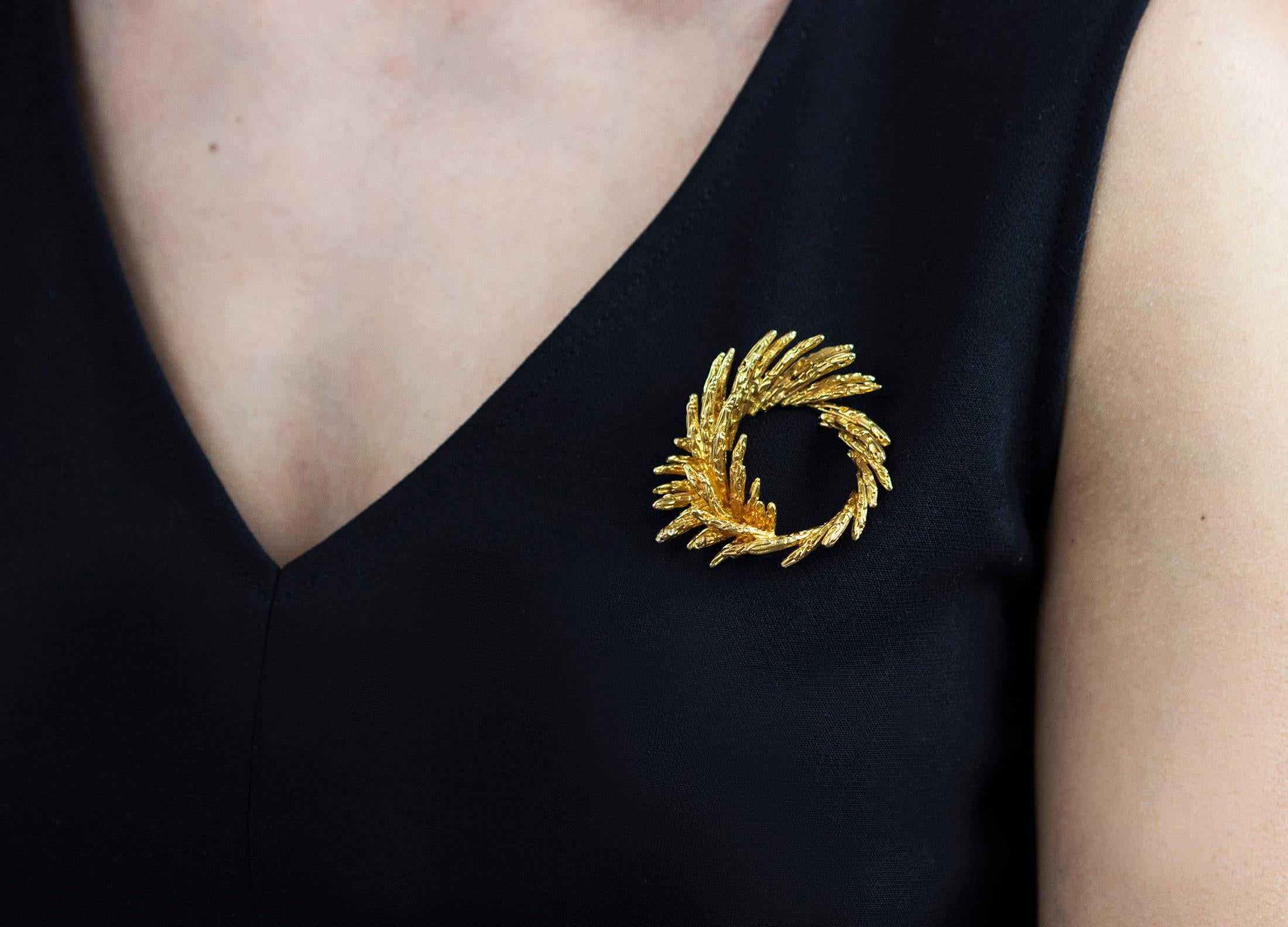 Women's 18K Yellow Gold Wreath Design Antique Brooch For Sale