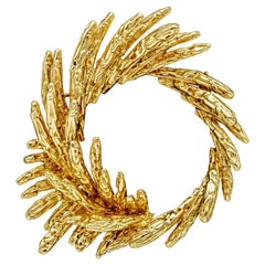Spilla antica in oro giallo 18 carati con disegno di una corona di fiori