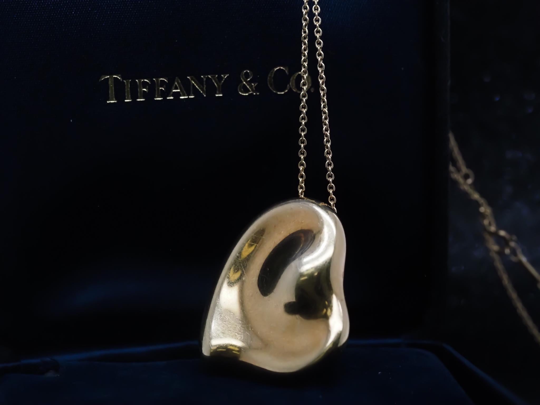 18K Yellow Gold XL Tiffany & Co. Elsa Peretti Heart Pendant Necklace In Excellent Condition For Sale In Hicksville, NY