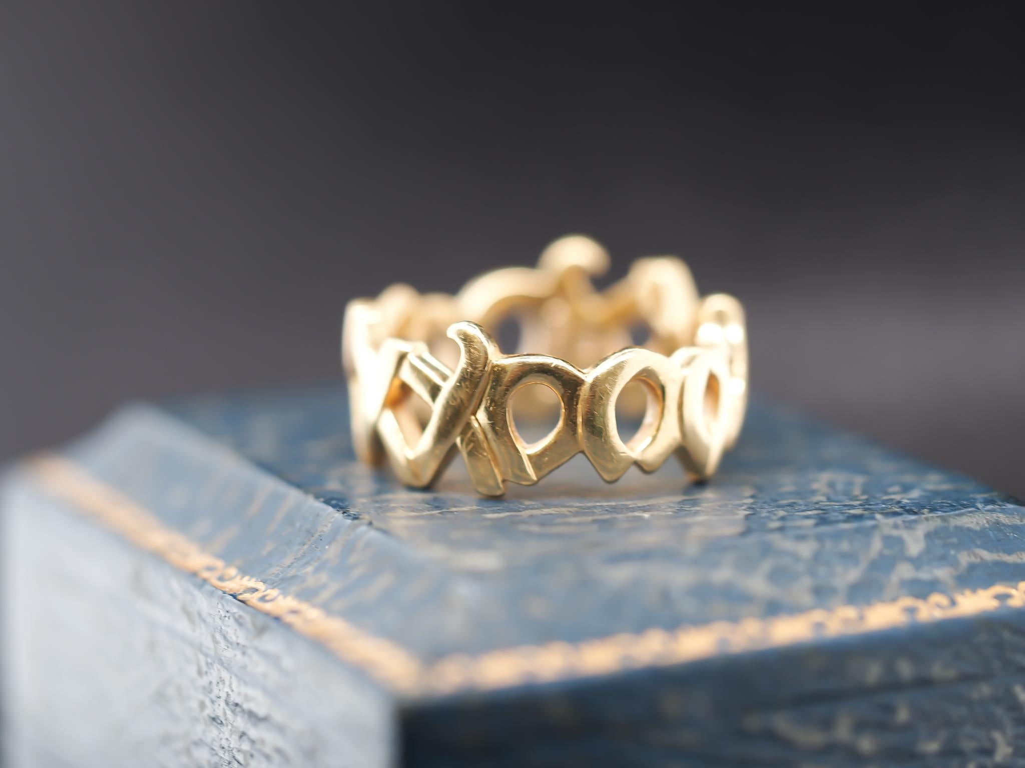 18K Yellow Gold “XXOO” Paloma Picasso Tiffany and Co Ring In Good Condition For Sale In Hicksville, NY