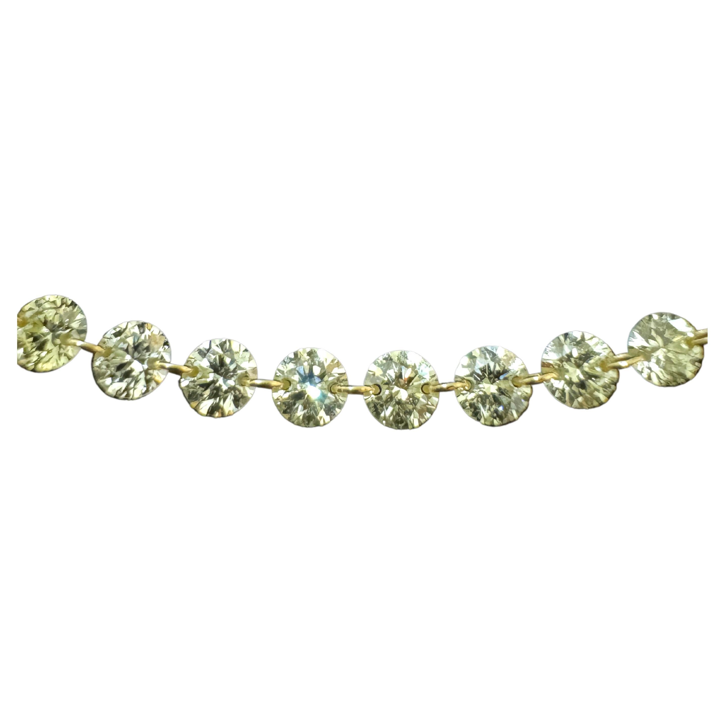 Diese wunderschöne Halskette aus gelben Diamanten wird von winzigen, winzigen Sprüngen zusammengehalten, die durch die Diamanten selbst hindurch verlaufen.  Bei dieser Methode entfallen die schweren, goldfarbenen Fassungen, die normalerweise die