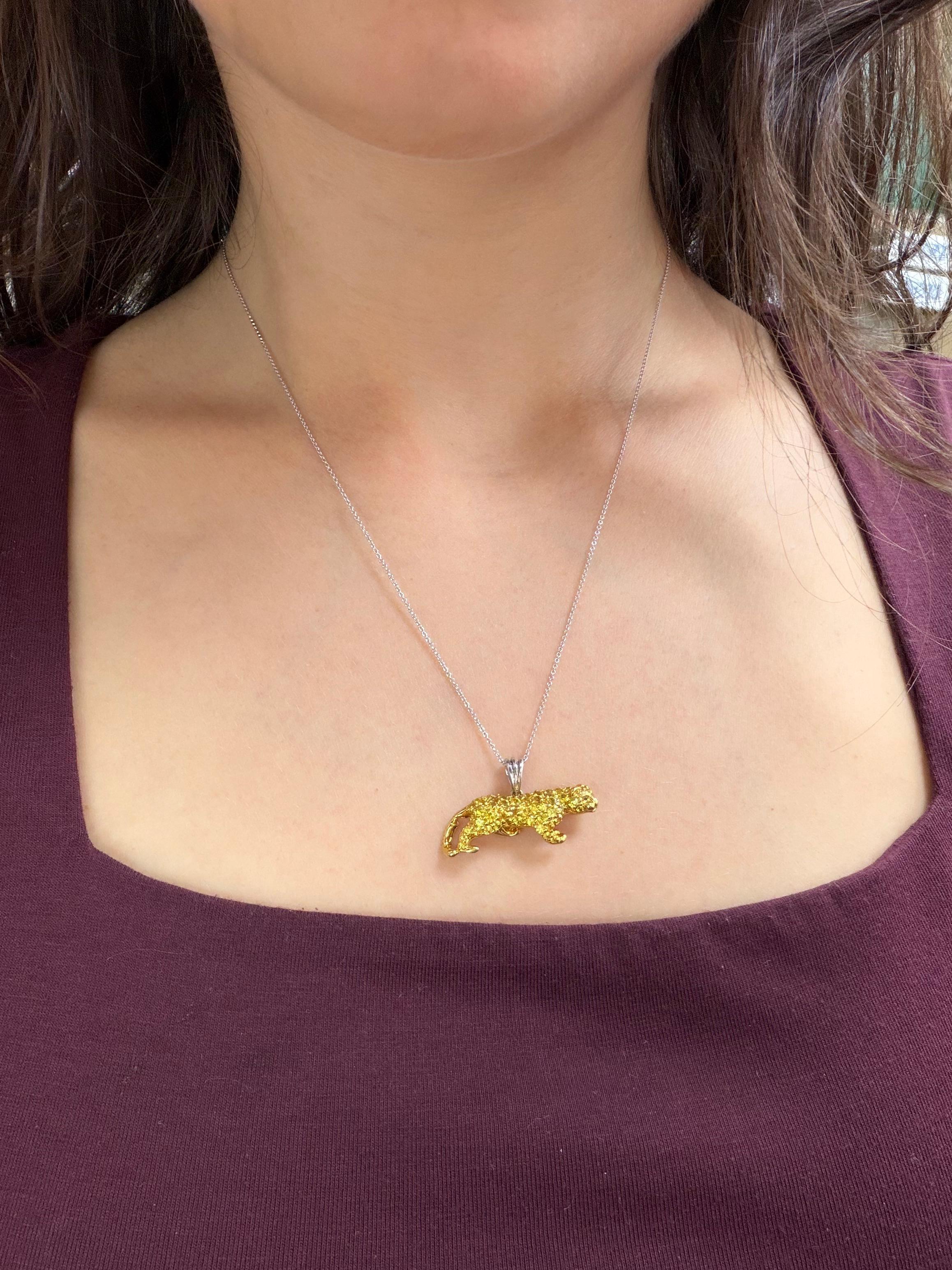 Ce collier saisissant présente un adorable pendentif panthère en or jaune 18 carats, serti de 1,00 carat de saphirs jaunes vibrants et rehaussé de 0,87 carat de diamants, apportant texture et éclat au design. Les panthères symbolisent la force, la