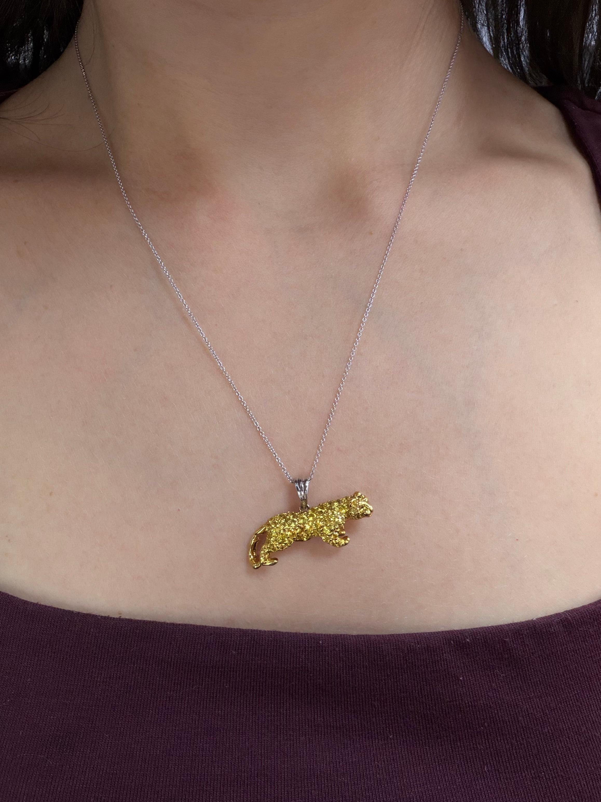 Collier pendentif panthère en or jaune 18K, saphir jaune et diamant Bon état - En vente à New York, NY