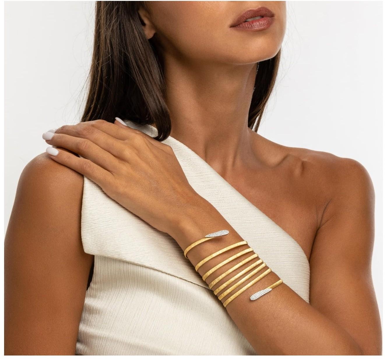 18K Yellow Gold Yvel Diamond Snake Wrap Bracelet Corte redondo en venta